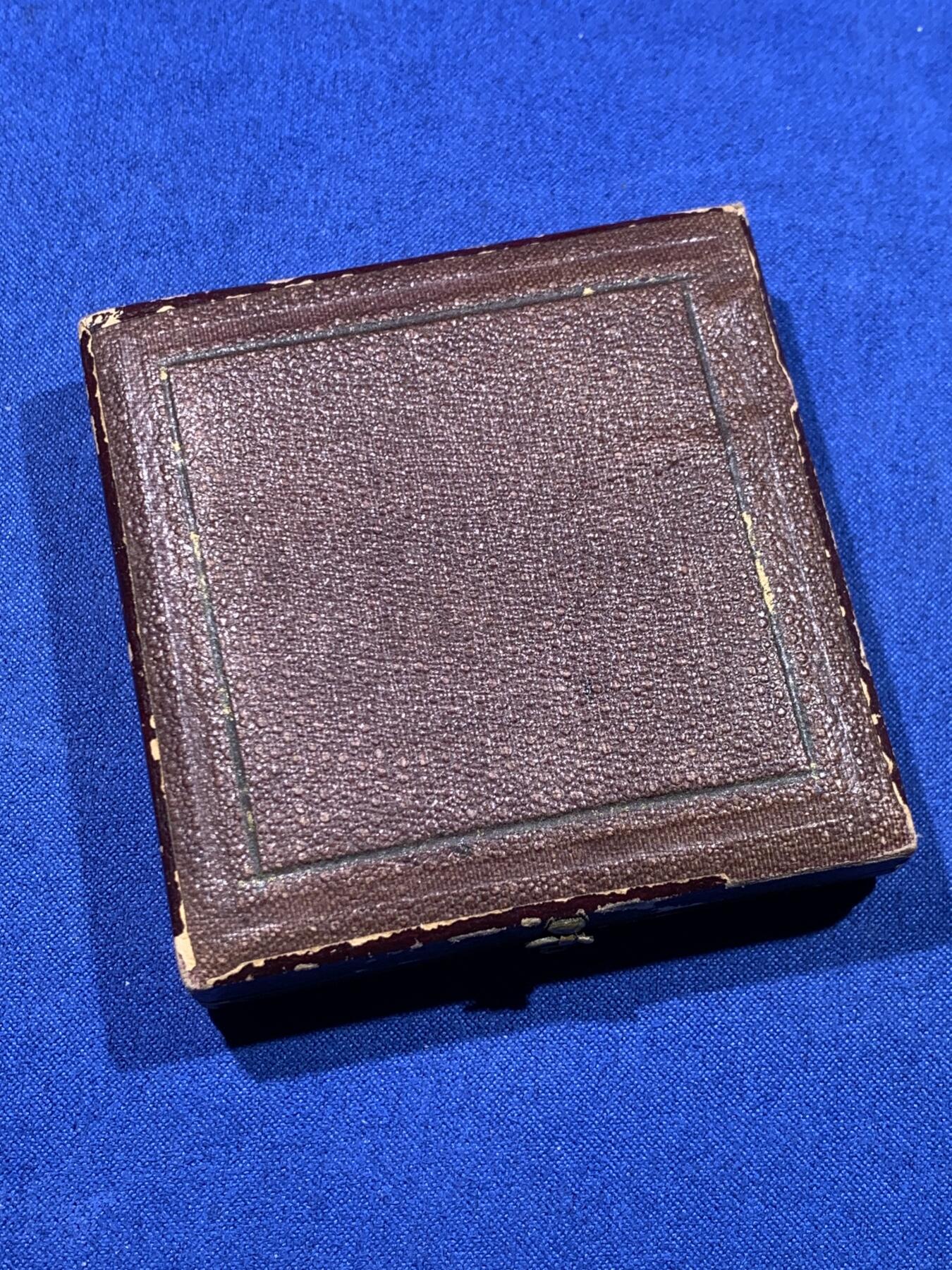 《竞宝斋》第443场 周日，周一，2场连拍 （全场包邮） 英国1887维多利亚女王曼彻斯特皇家禧年纪念大章，高浮雕白色金属，远比铜章稀少，直径44.7mm，重量32.9g，带盒。