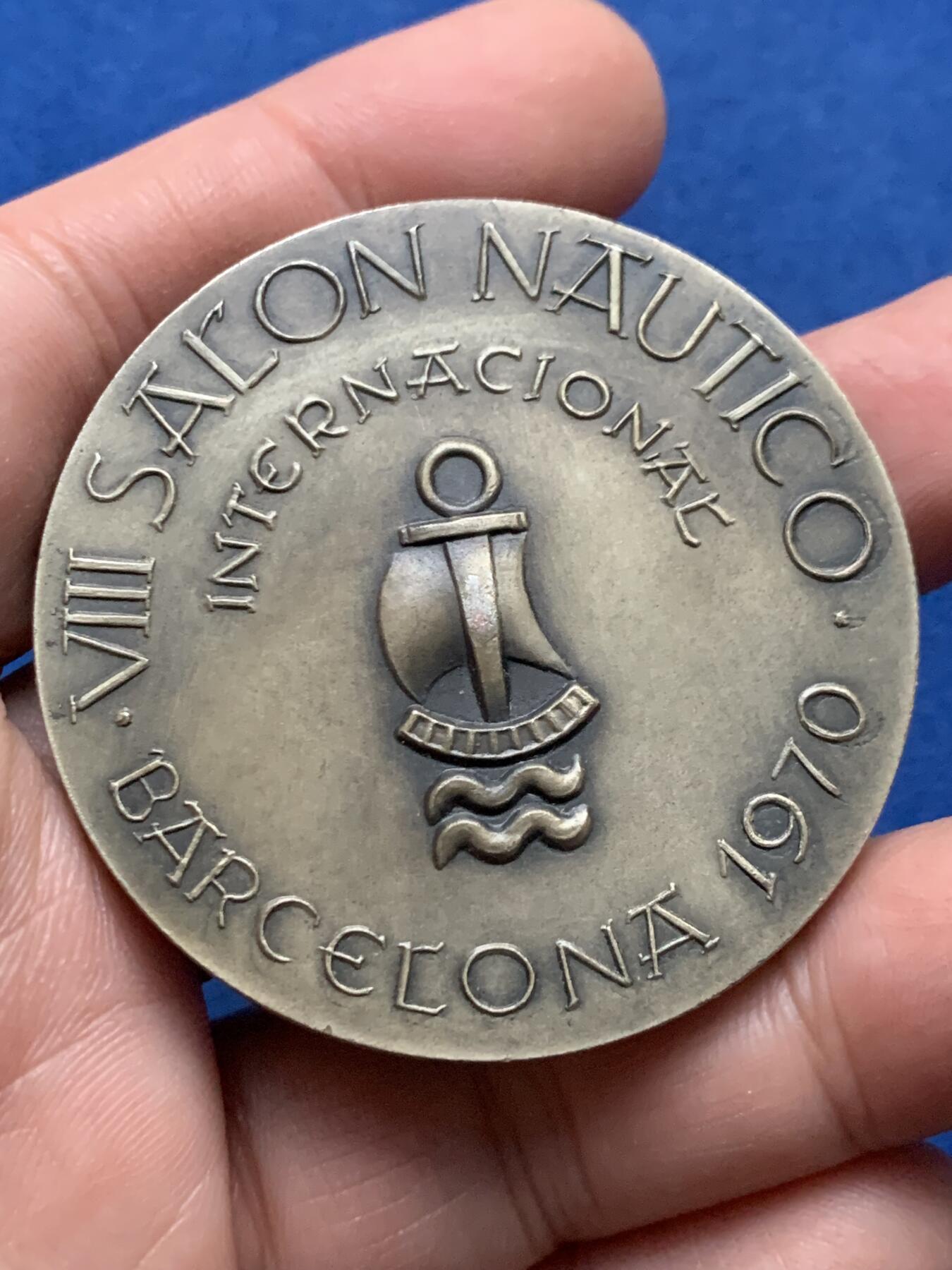 《竞宝斋》第443场 周日，周一，2场连拍 （全场包邮） 1970年西班牙巴塞罗那第八届国际航海博览会纪念镀银铜章 66.5克 50mm 带盒 正面：阿兰胡埃斯宫贡多拉御船