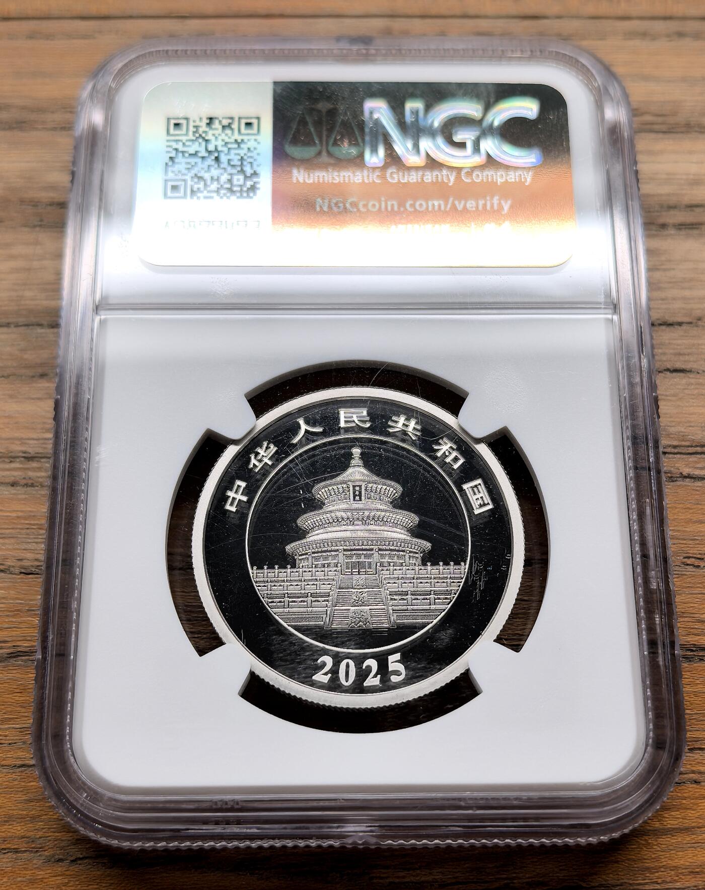 纫秋兰以为佩·凡希社微拍感恩专场 2025中国熊猫铂金1000元NGC-PF70UC，原厂盒证全品。