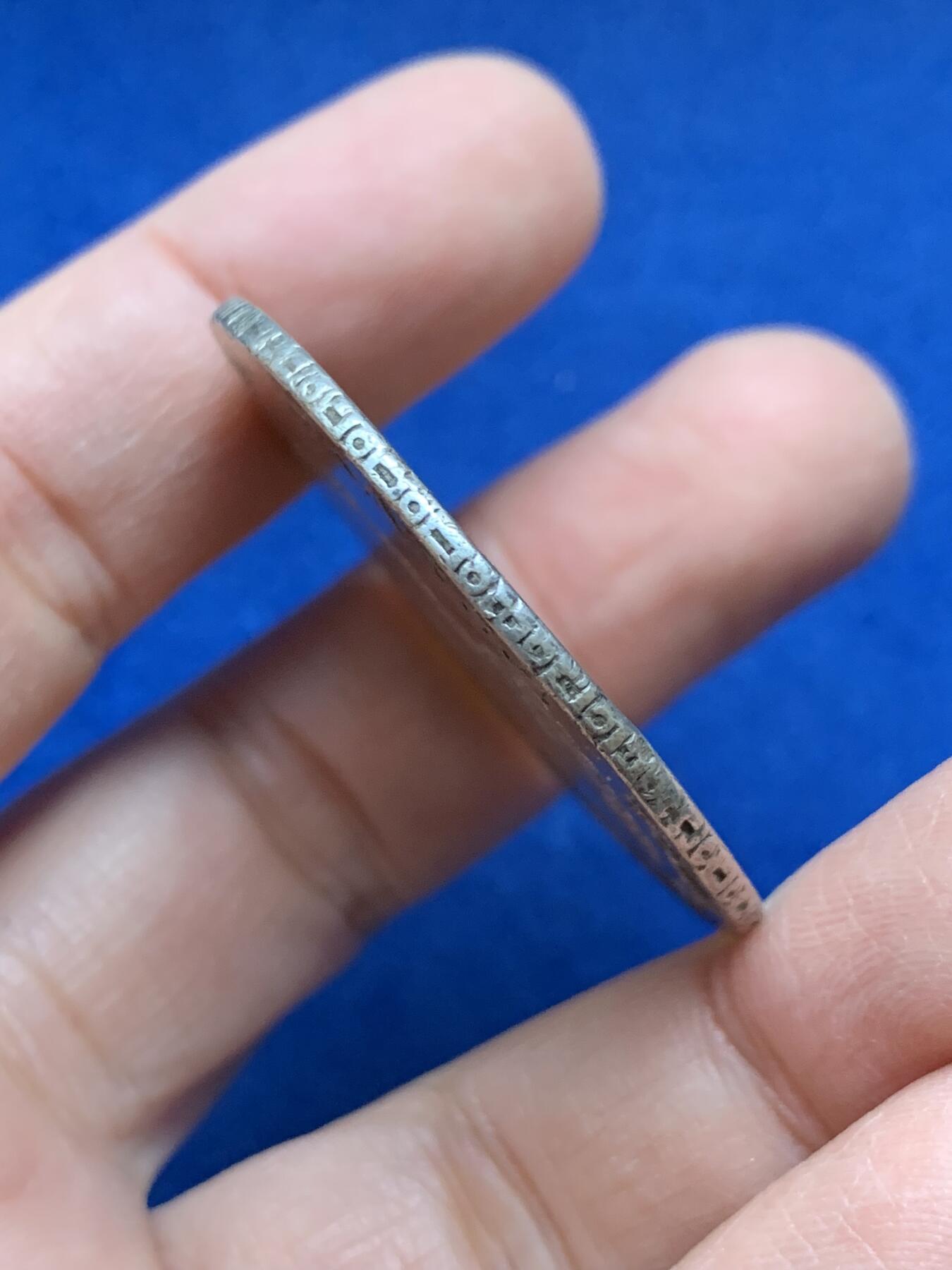 《竞宝斋》第443场 周日，周一，2场连拍 （全场包邮） 西属玻利维亚1790年卡三像过渡版双柱8R银币，过度版稀少，大币胚，特色十足，比同年墨西哥双柱大一圈