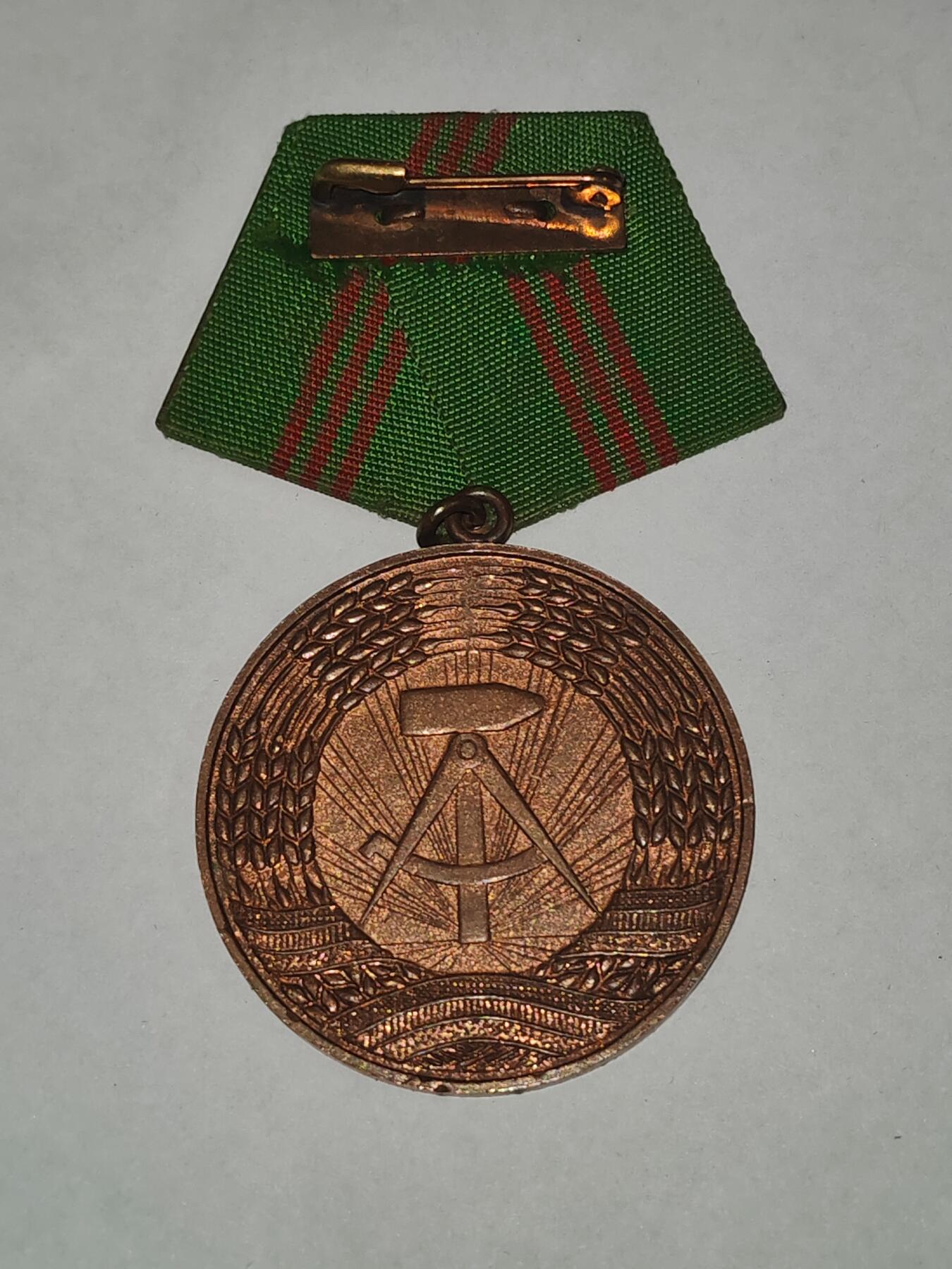 韵星假日拍卖第三十一期 -- Rimey Holidays Auction 31 民主德国铜级内务部圆满服役奖章 最早期版本