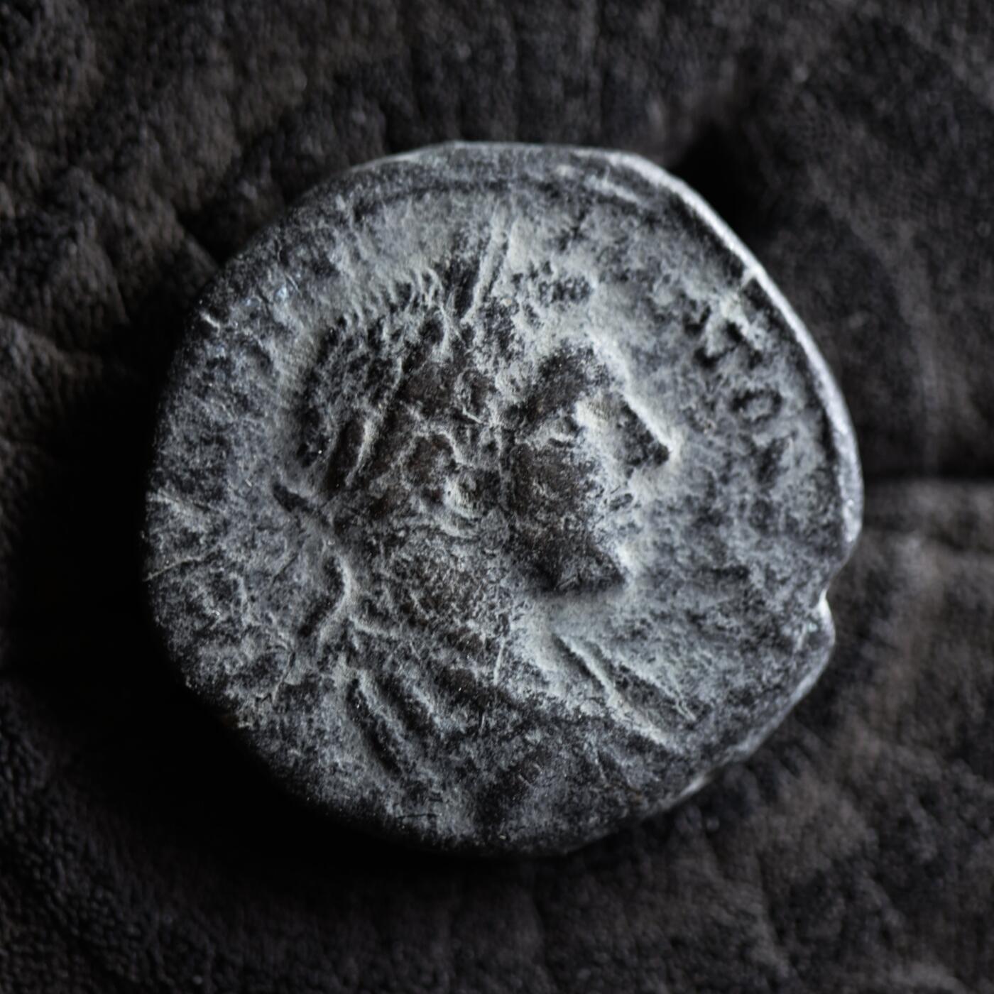 【良泉】【2025年最后一场】12月18日晚19.30点开拍！188组【直播场】西方古代钱币、丝路杂项、印章！ 【罕见】9.95克，公元218-222年【古罗马·行省】伊斯特河畔的尼卡波利斯城，暴君埃拉伽巴路斯，尼卡波利斯城罗马执政官代表——诺维乌斯·鲁弗斯打制（VΠ AV ΓAΛΛOY NIKOΠOΛITΩN ΠΡOC IC）铜币