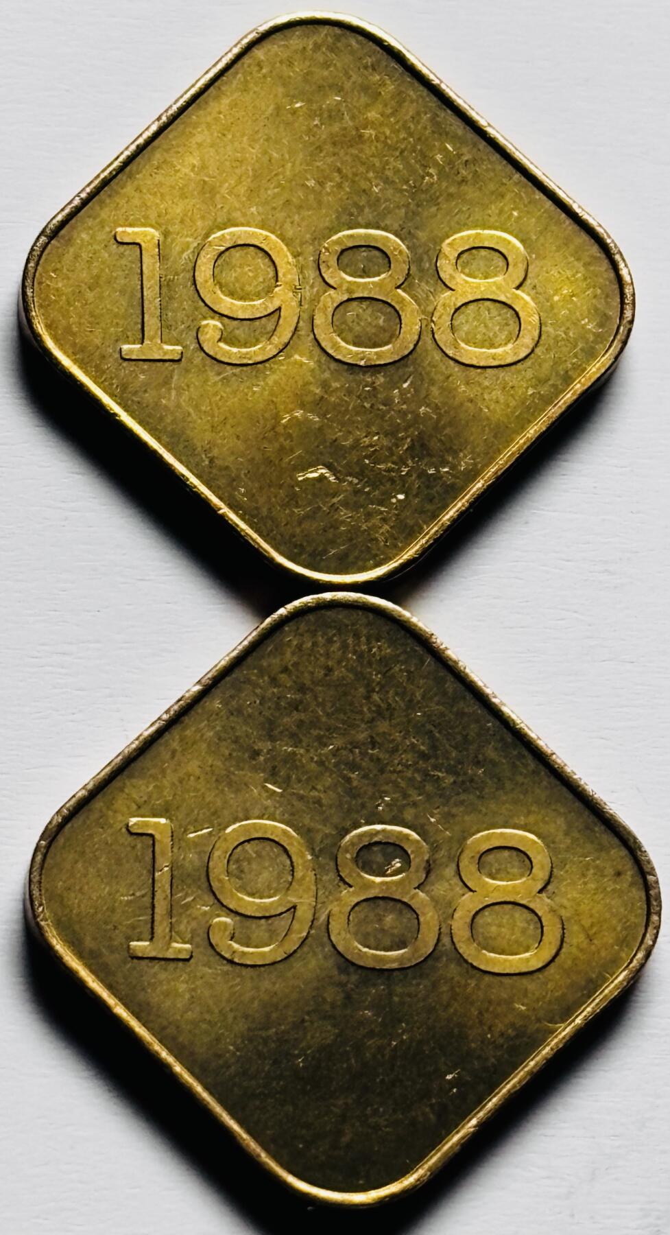 文馨钱币收藏第 284 场，【 长期接收代拍品】老藏家拍品南朝鲜李承晚时期货币，泰国大型纪念币，土耳其各时期及各国套币场 全新日本 1988 年龙年纪念铜章 2 枚