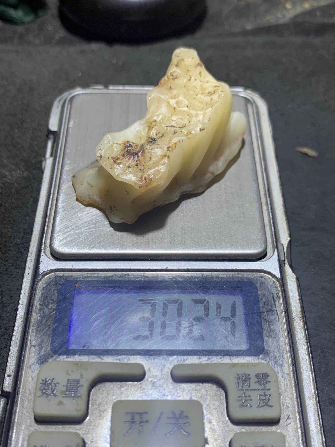 放福利！精美天然地表奶白飘青花风化金丝玉籽料原石一块！