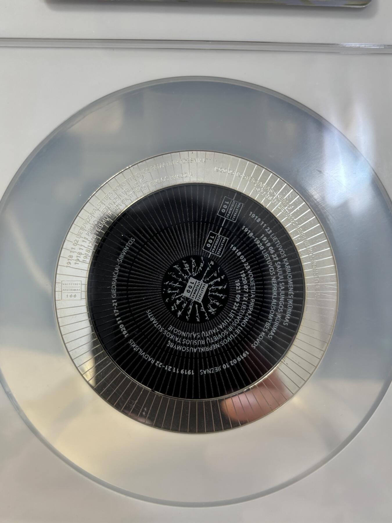 第183期拍卖 立陶宛2018年建国百年中空环形20欧纪念银币NGC-PF70首期蓝标无盒无证书，925银，28.28克，中间的有脱落