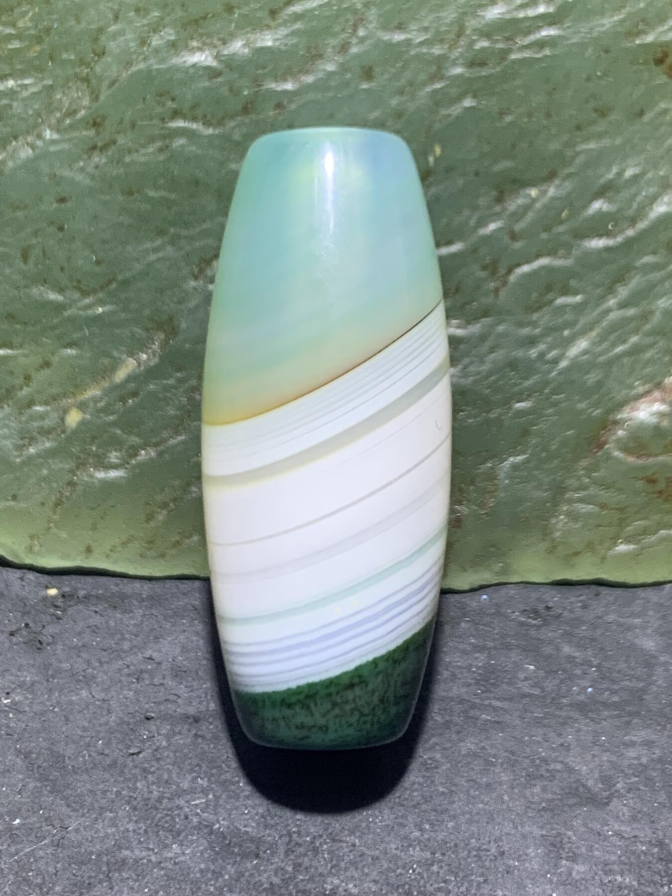 精美冰透高玉化瓷白绿双色缠丝玛瑙桶珠一颗