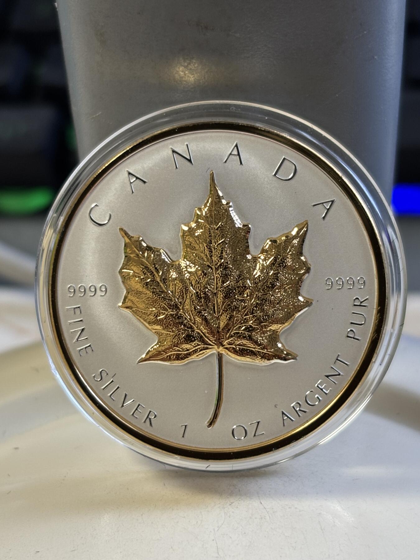 第183期拍卖 加拿大2023年枫叶发行35周年超高浮雕1盎司局部镀金银币，9999银镀金，发行8000枚，