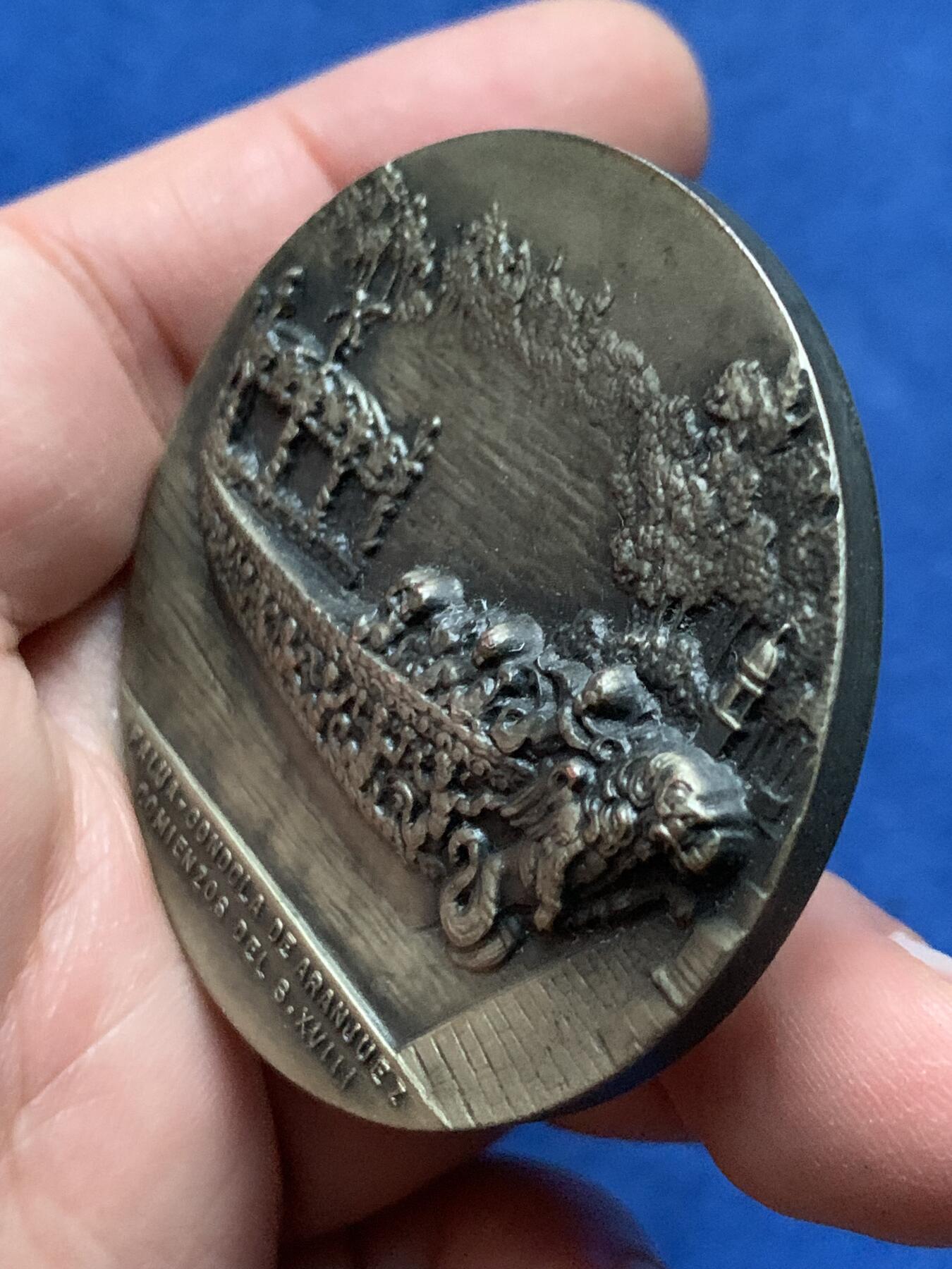 《竞宝斋》第443场 周日，周一，2场连拍 （全场包邮） 1970年西班牙巴塞罗那第八届国际航海博览会纪念镀银铜章 66.5克 50mm 带盒 正面：阿兰胡埃斯宫贡多拉御船