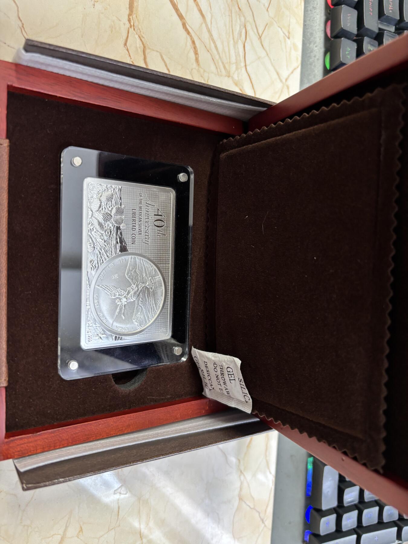 第184期拍卖 墨西哥2022年自由女神银币发行40周年1盎司银币+2盎司银条，999银，发行2022套