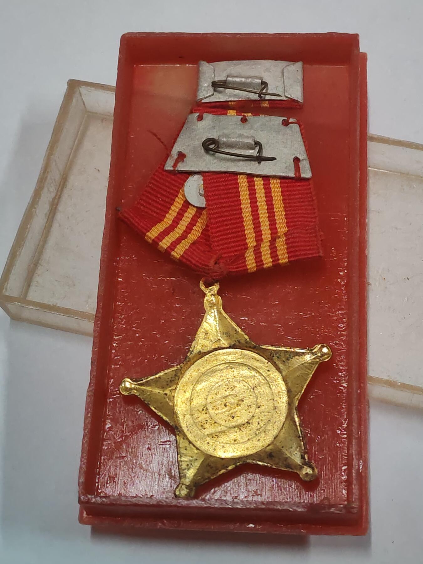 韵星假日拍卖第三十一期 -- Rimey Holidays Auction 31 柬埔寨人民共和国一级国防勋章 带原盒略 铜镀金 少见