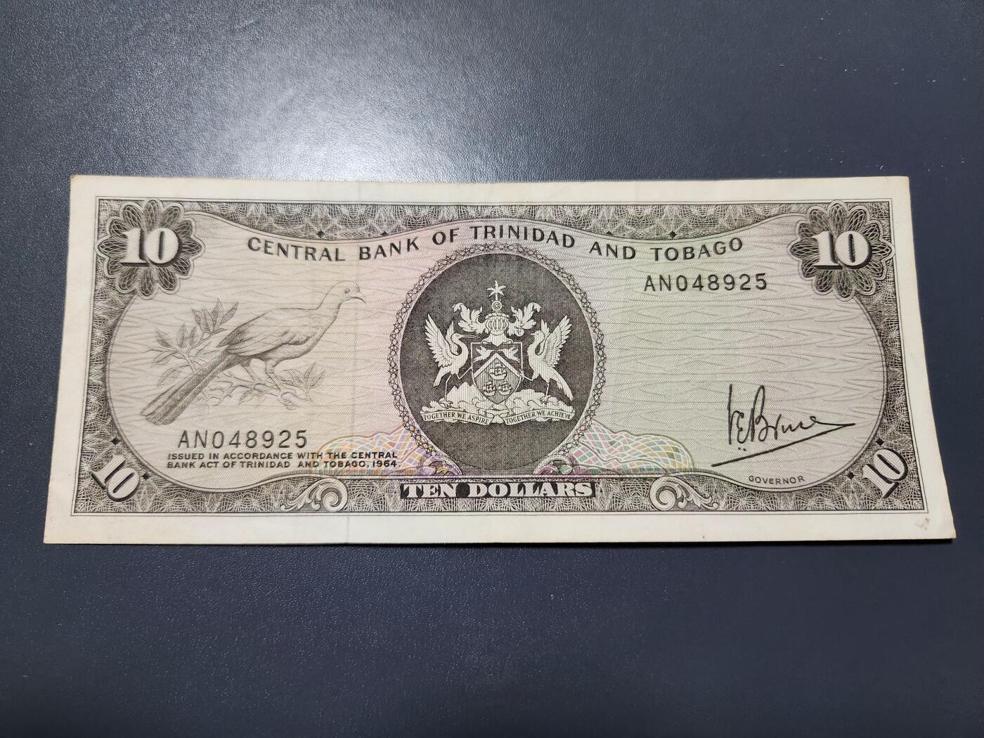 12月3号晚上8点 外国纸币自动截拍第67场 特立尼达和多巴哥纸币 1964年独立后第一版10元 首签 极美品