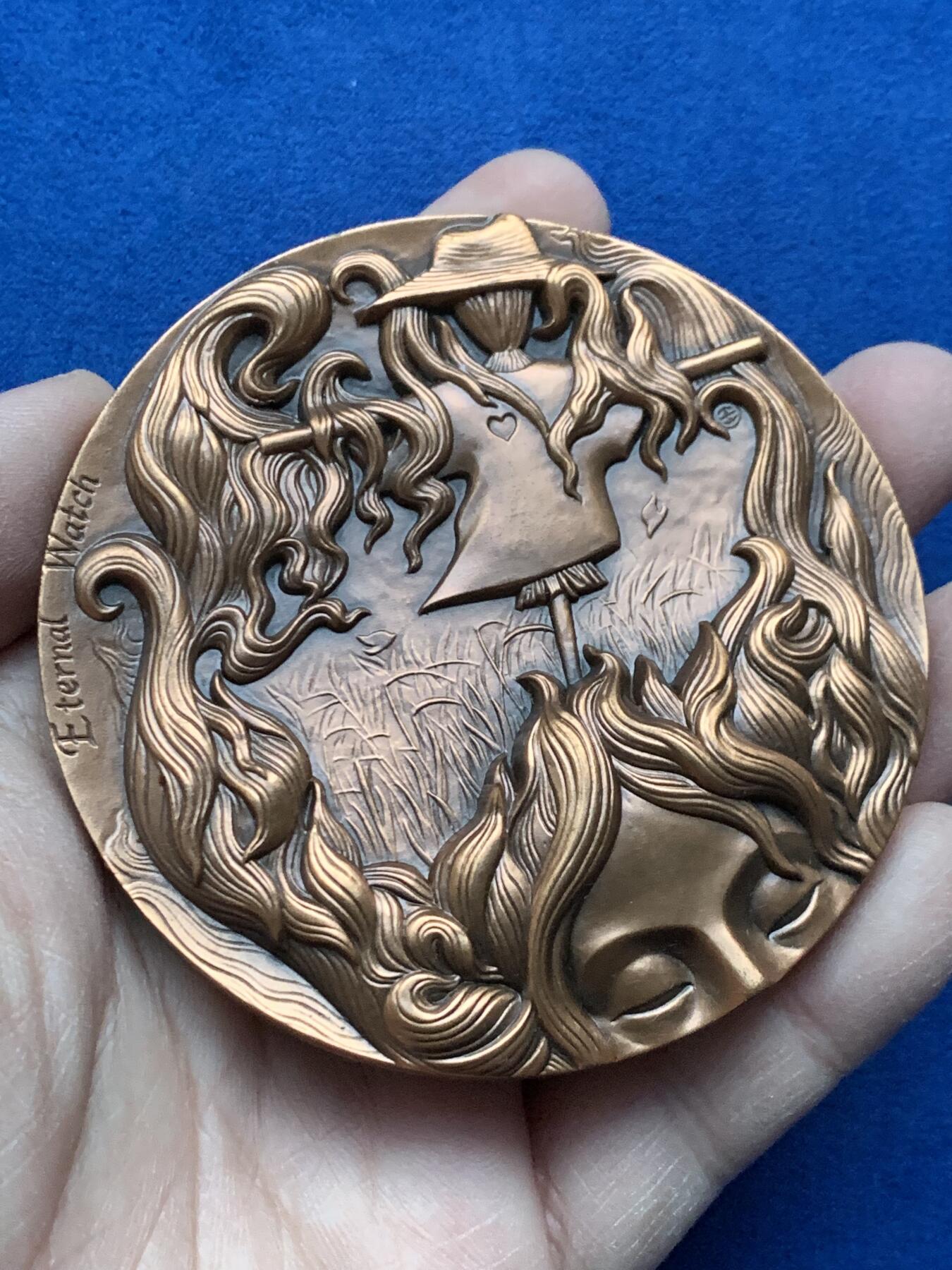 《竞宝斋》第443场 周日，周一，2场连拍 （全场包邮） 上海百拓稻草人之恋大铜章，编号007，总重约351克，直径80mm，原盒原证。