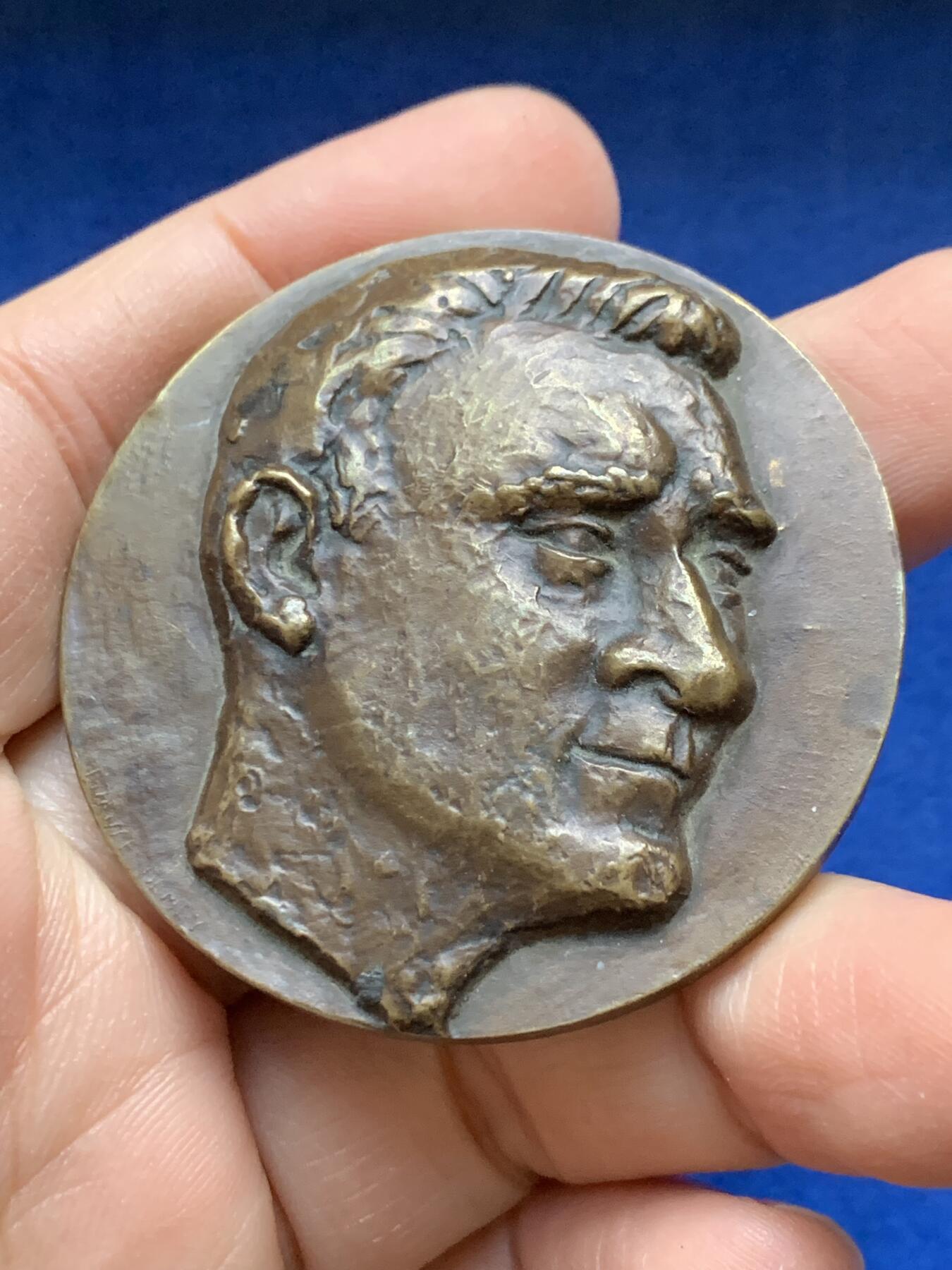 《竞宝斋》第443场 周日，周一，2场连拍 （全场包邮） 法国青年与体育运动-李奥·拉格朗日纪念铜章 77.1克 49.2mm