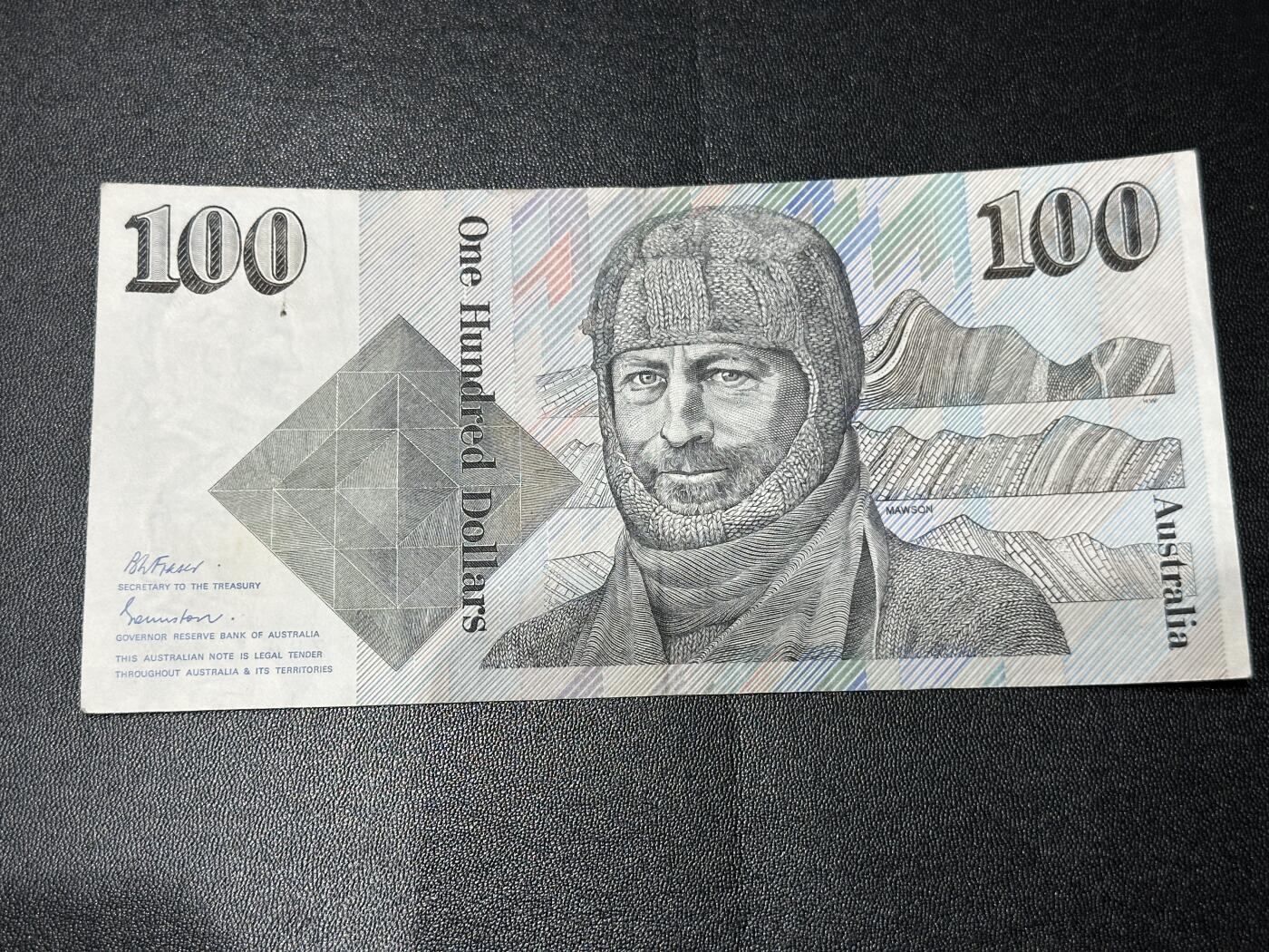 《外钞收藏家》第五百九十期（欧洲强钞、港币、硬通货及丰富裸币大拍场）（本平台长期征集拍品、欢迎藏友们联系合作） 澳大利亚纸币版100澳元 毛线帽 非全新 品相如图