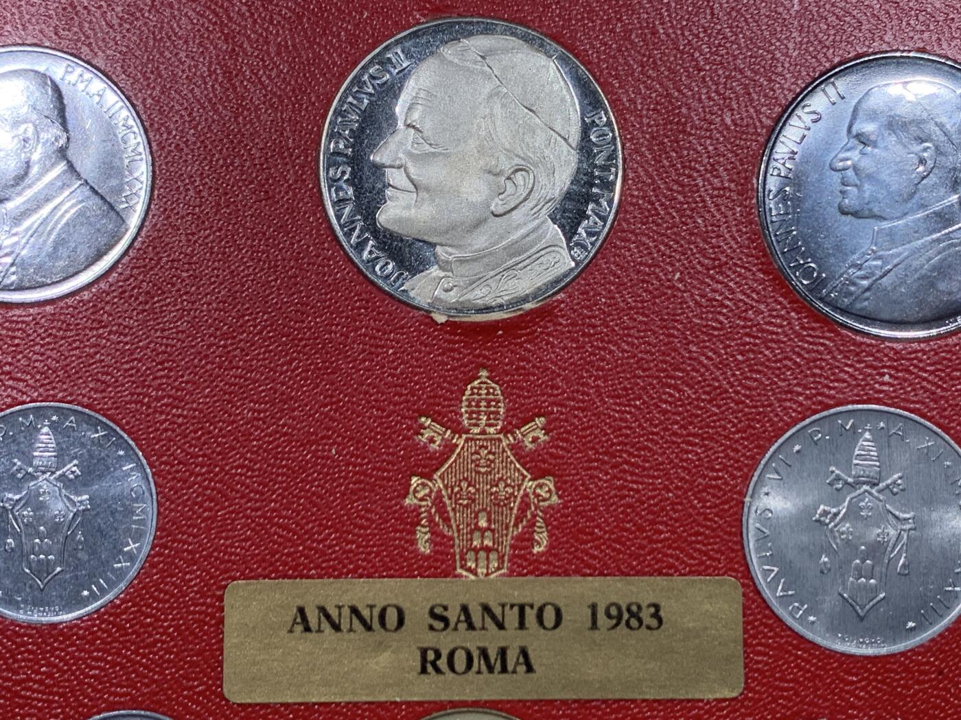 《竞宝斋》第443场 周日，周一，2场连拍 （全场包邮） 梵蒂冈1983年特别救赎圣年纪念套币，非清年套，含1983年圣年罗马纪念章，纪念基督完成赎世工程1950周年。