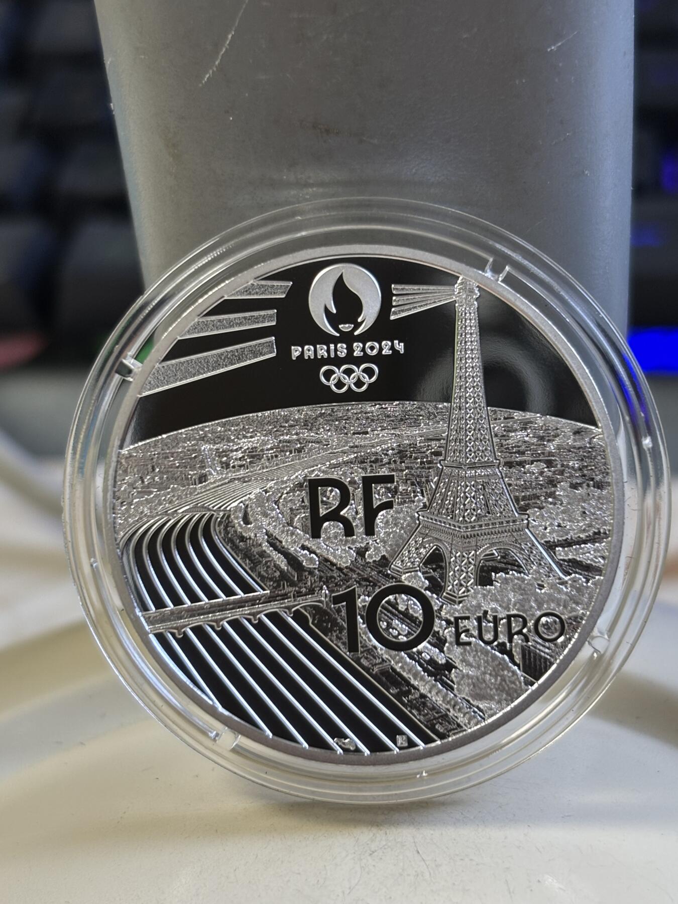 第183期拍卖 法国2023年巴黎文化遗产系列凡尔赛宫精制纪念银币，999银，发行7500枚，边缘有氧化