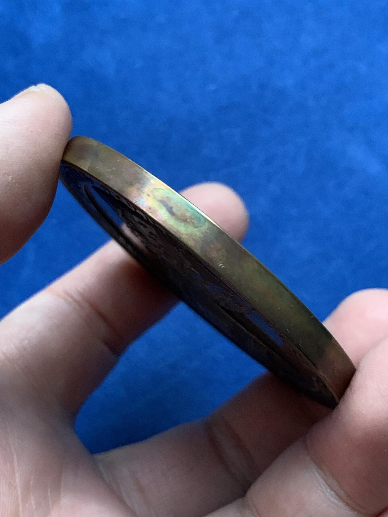 《竞宝斋》第443场 周日，周一，2场连拍 （全场包邮） 英国牛津和剑桥大学竞技运动1911年大型铜奖章，98.7克，60.2mm，盒装，用于牛津对决剑桥的运动赛事中，此章颁发给了一英里田径比赛的第二名R.D.C.LARKE