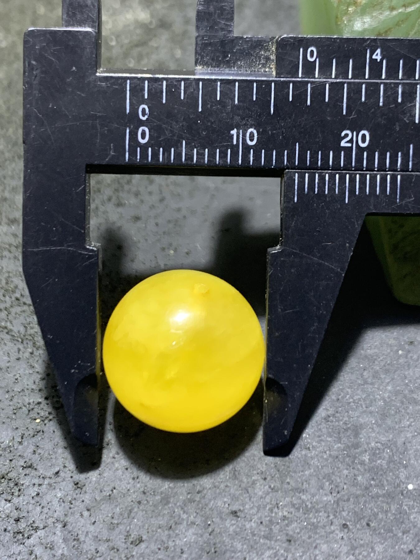 天然乌克兰原矿蜜蜡通货圆珠一颗，