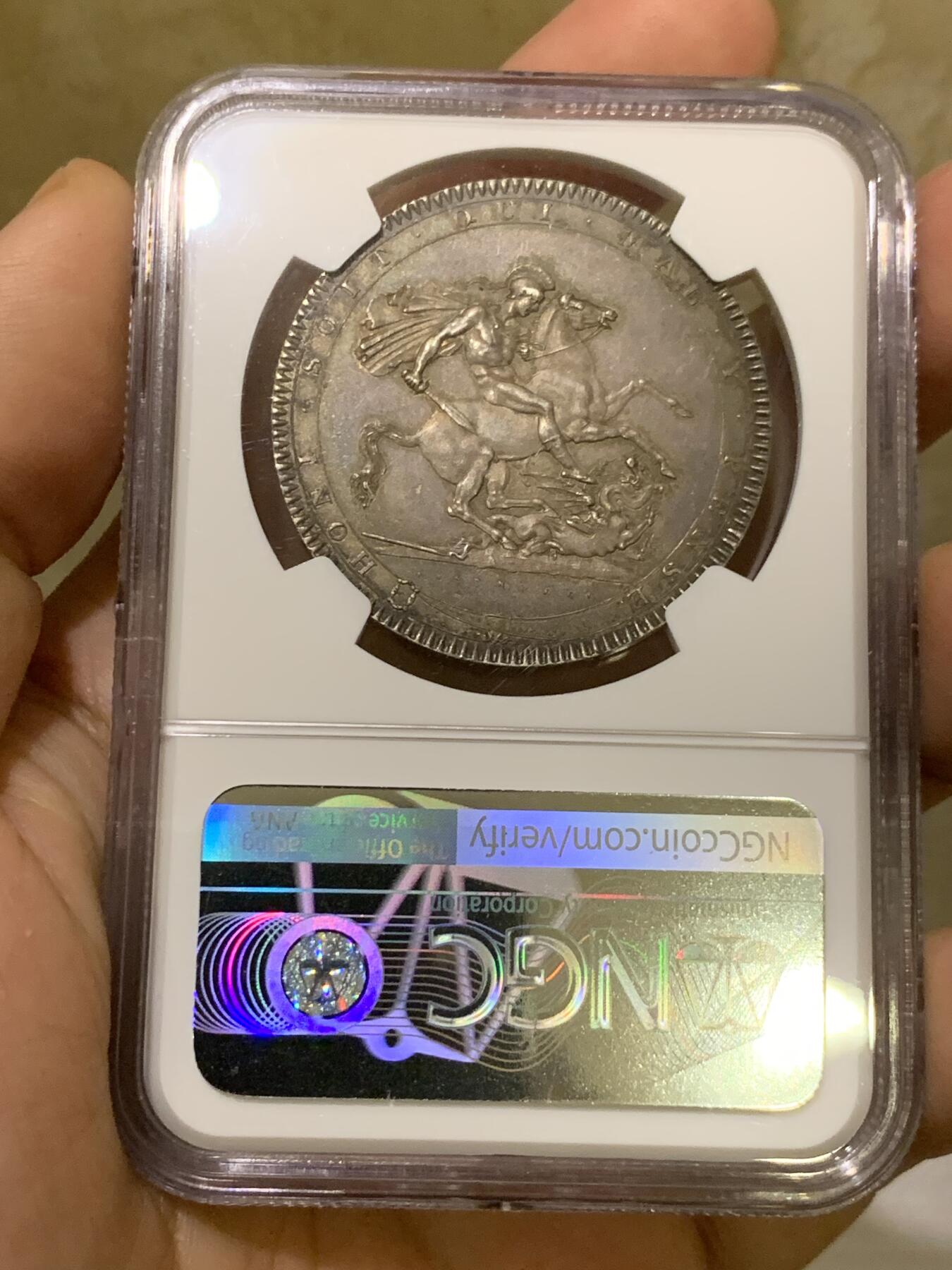 《竞宝斋》第443场 周日，周一，2场连拍 （全场包邮） NGC MS63 英国1818年乔治三世马剑克朗，马剑首年，乔三克朗三个年份中发行量最少的，包浆醇厚，近期价格不断攀升。