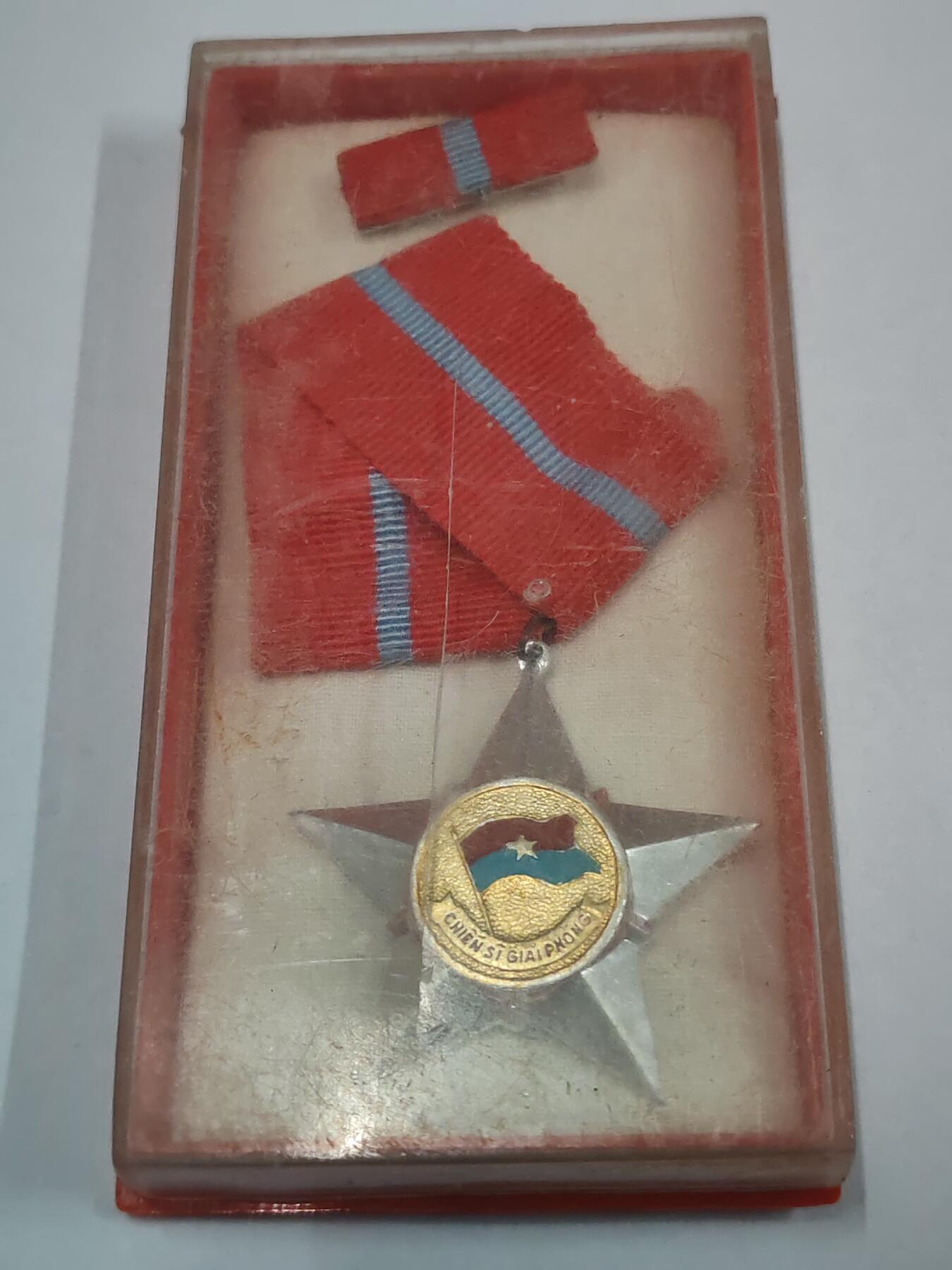 韵星假日拍卖第三十一期 -- Rimey Holidays Auction 31 越南社会主义共和国三级解放战士勋章 软挂版 带原盒略 库存品相