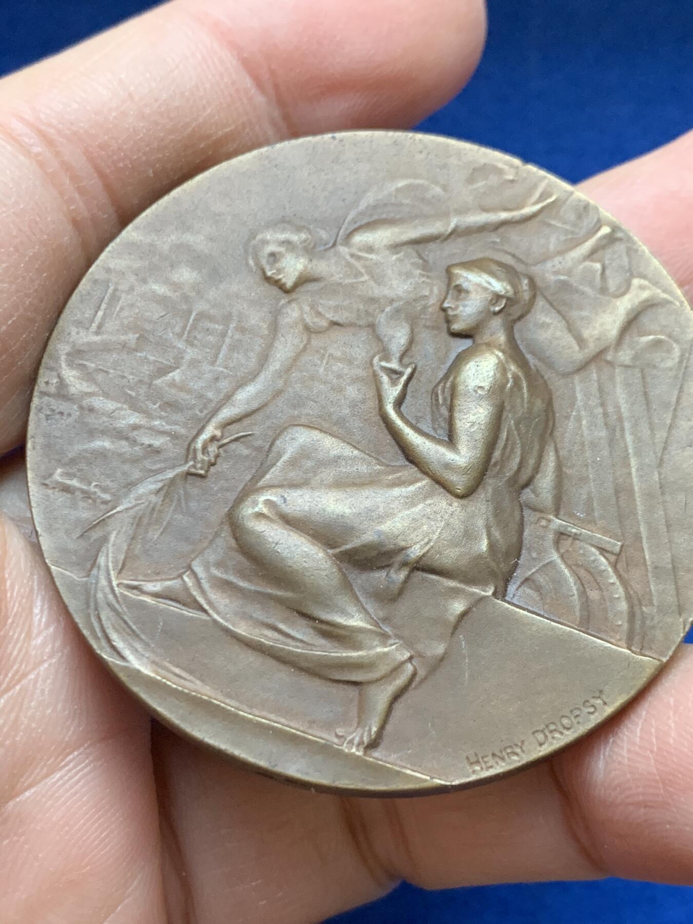 《竞宝斋》第443场 周日，周一，2场连拍 （全场包邮） 法国巴黎市建筑工会砌筑承包商联盟协会纪念章 55.6克 49.6mm 三角边铭