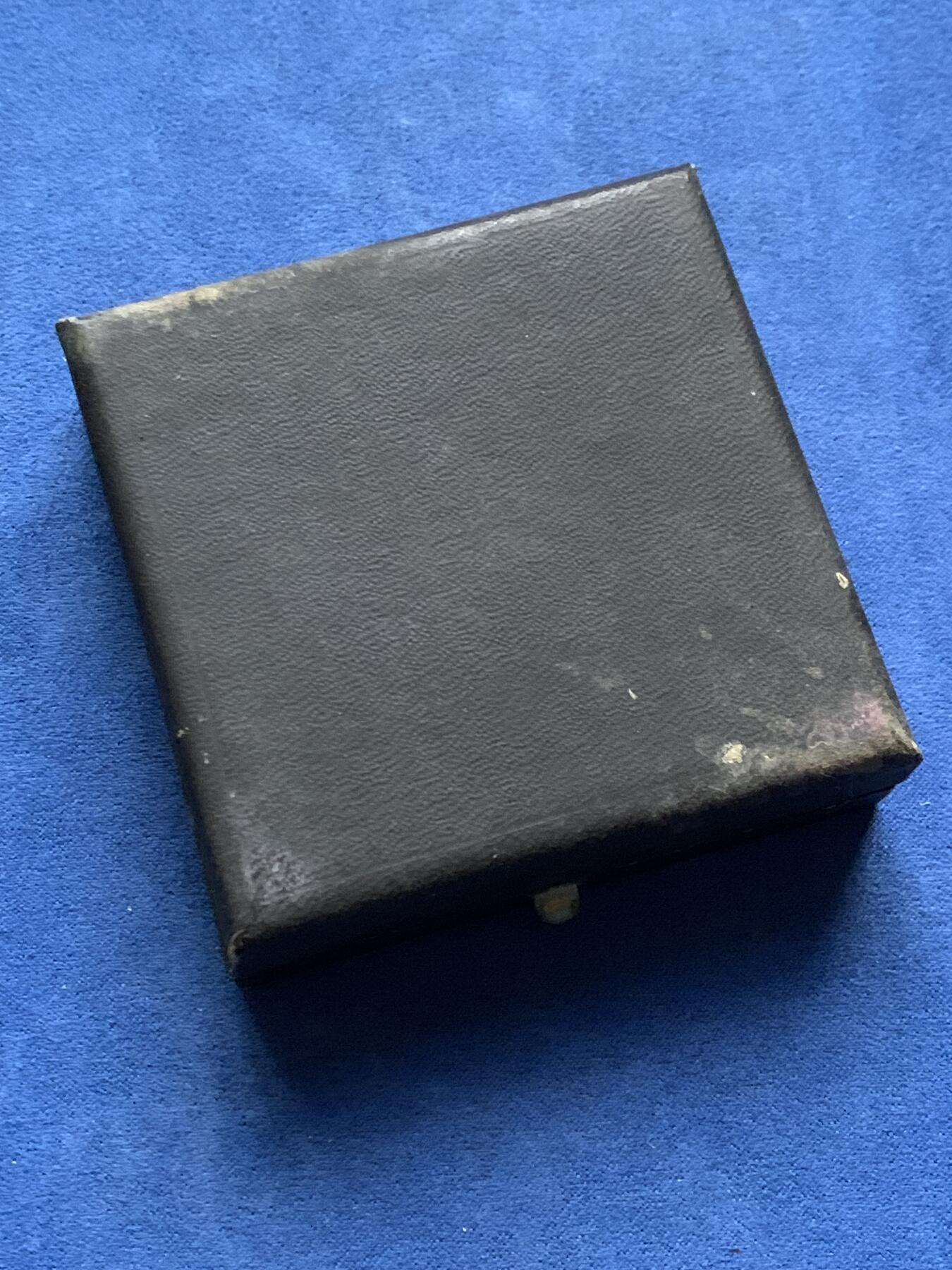 《竞宝斋》第443场 周日，周一，2场连拍 （全场包邮） 1970年西班牙巴塞罗那第八届国际航海博览会纪念镀银铜章 66.5克 50mm 带盒 正面：阿兰胡埃斯宫贡多拉御船