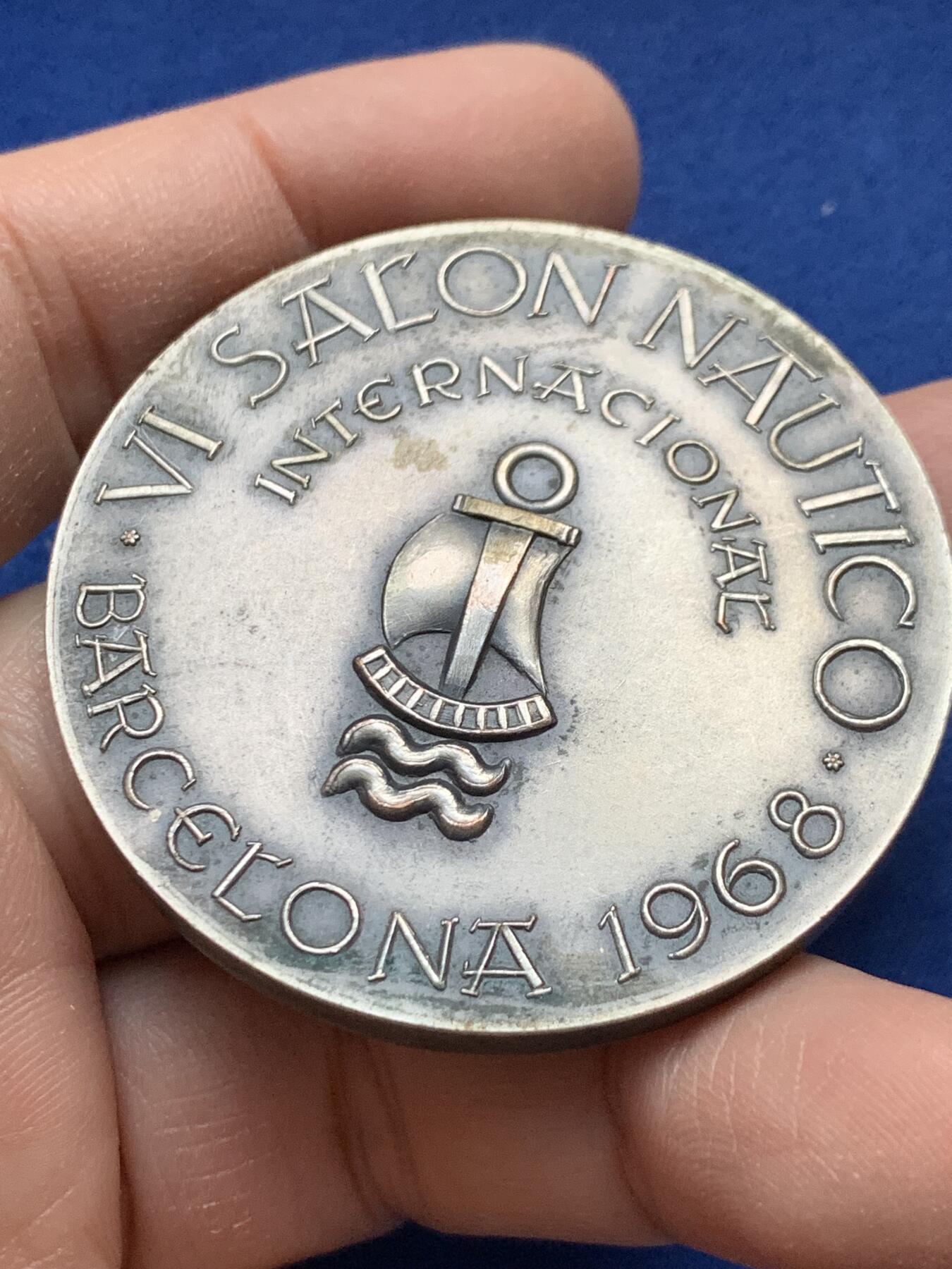 《竞宝斋》第443场 周日，周一，2场连拍 （全场包邮） 西班牙1968年巴塞罗那第六届国际航海博览会纪念镀银铜章 70.5克 49.8mm 带盒 正面：1618年建造的