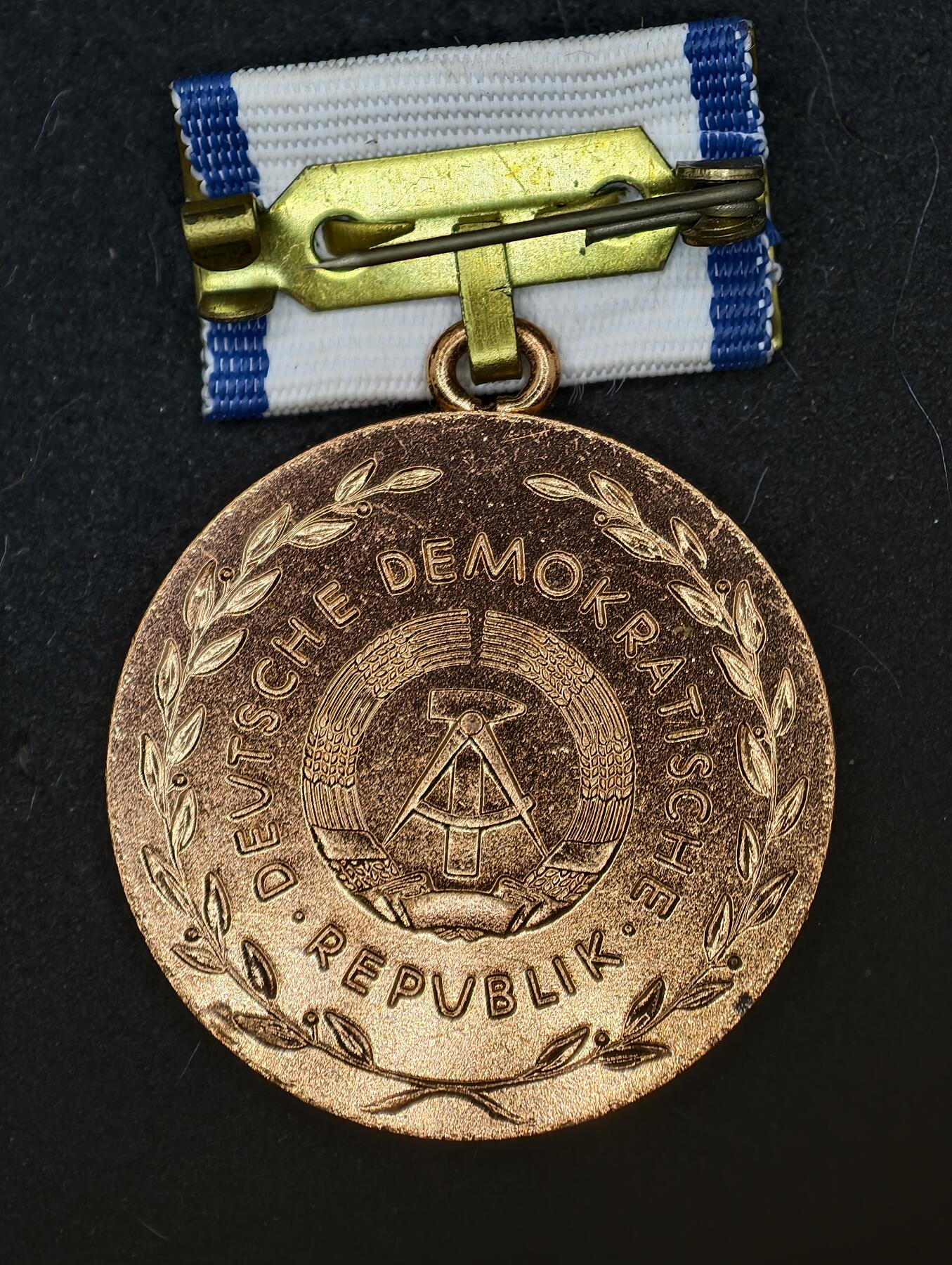 凯旋世界勋赏（第20期）（欢迎送拍）（对拍品有疑问请询问客服，不接受到手刀，出价默认拍品品相。请认真阅读拍卖规则！出价默认已认可！）（收到货请录制开箱视频，无视频概不处理问题。） DDR奖章