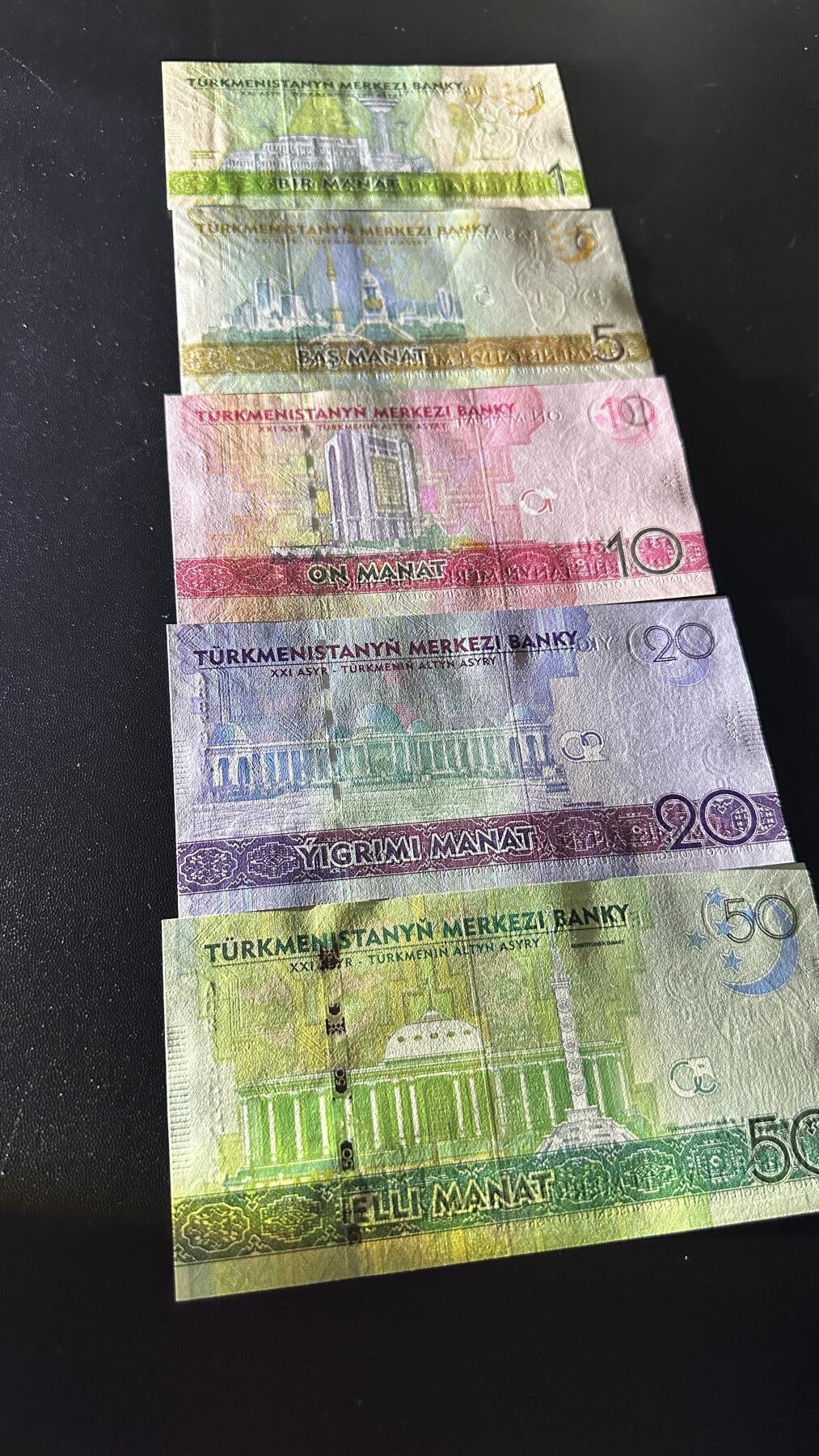 《外钞收藏家》第五百九十期（欧洲强钞、港币、硬通货及丰富裸币大拍场）（本平台长期征集拍品、欢迎藏友们联系合作） 土库曼斯坦1-50面额 5张一起 全新UNC