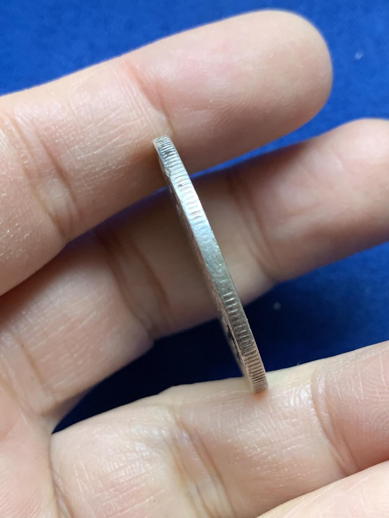 《竞宝斋》第443场 周日，周一，2场连拍 （全场包邮） 南非1928年乔治五世2.5先令银币 800银 14克 顶部有打磨痕迹 细节见图