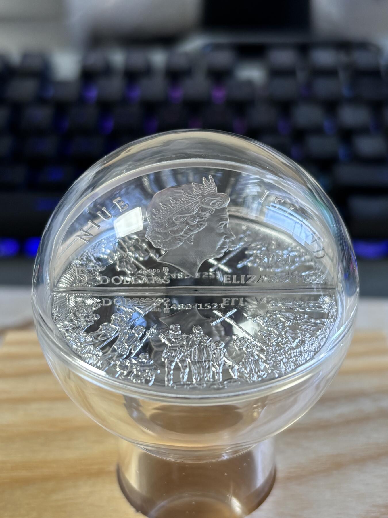 第183期拍卖 纽埃2021年麦哲伦环球航行立体镶嵌2盎司纪念银币，999银，发行333枚，亚克力盒有裂痕