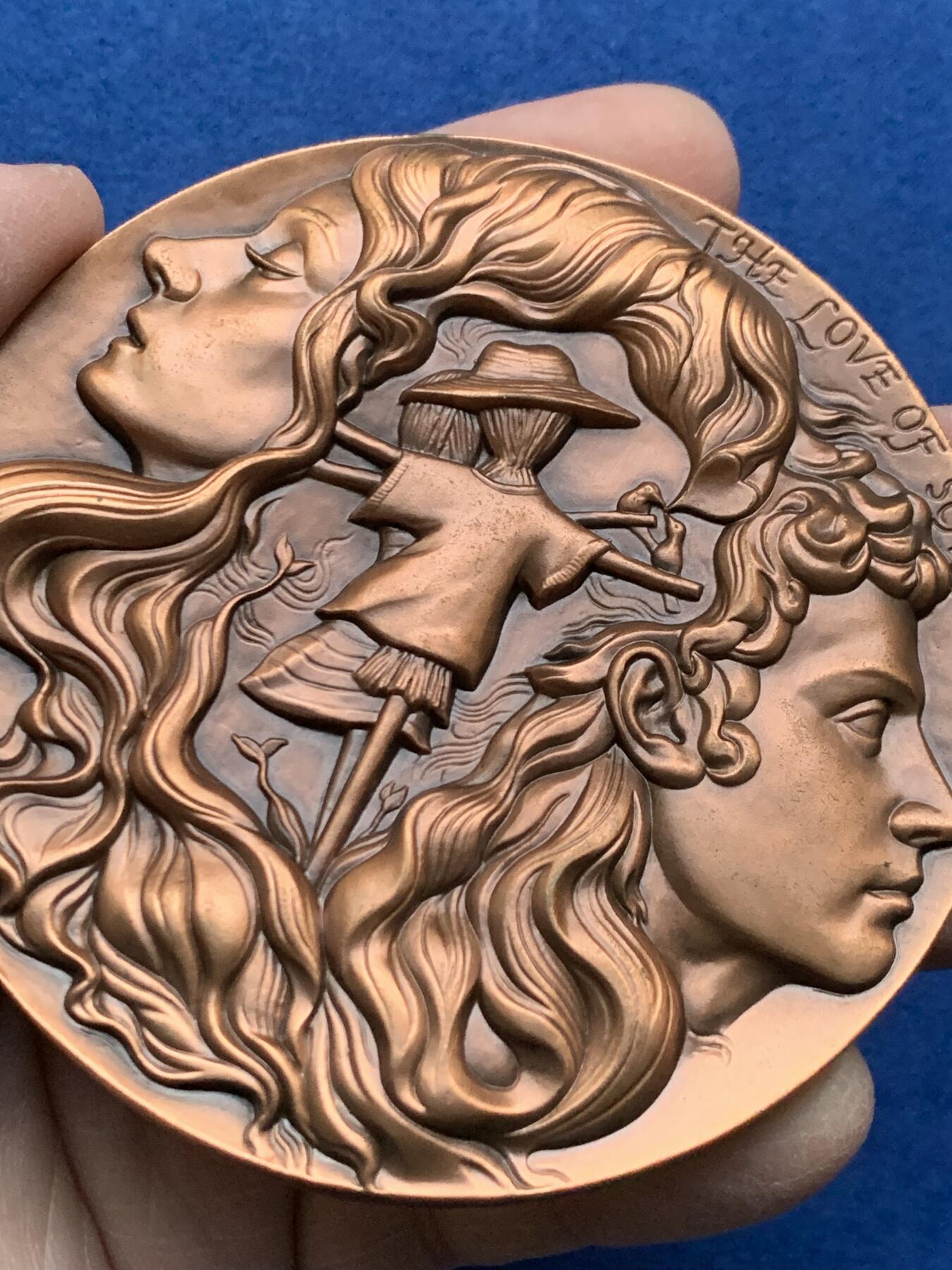 《竞宝斋》第443场 周日，周一，2场连拍 （全场包邮） 上海百拓稻草人之恋大铜章，编号007，总重约351克，直径80mm，原盒原证。