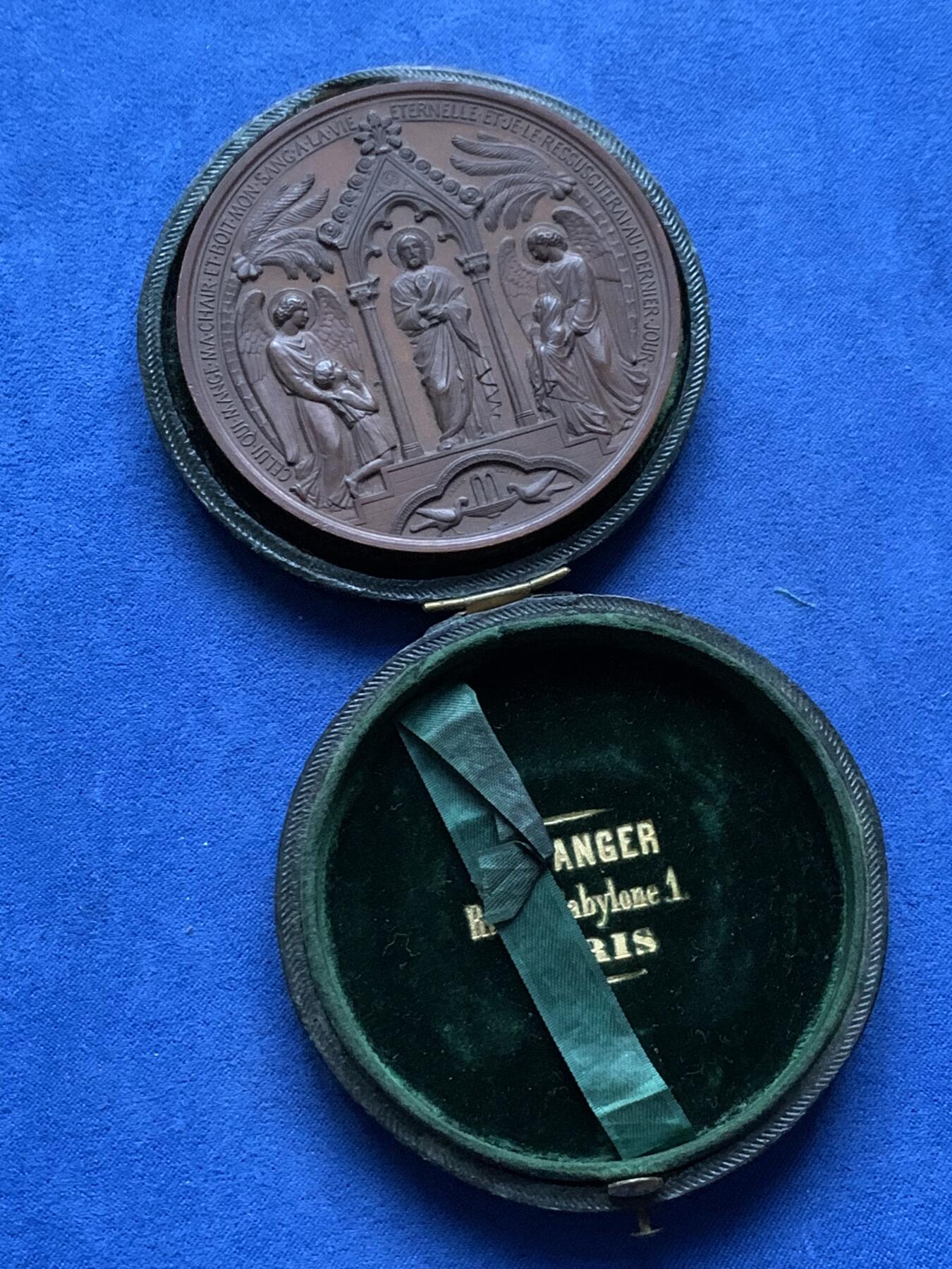 《竞宝斋》第443场 周日，周一，2场连拍 （全场包邮） 1884年法国圣餐洗礼大铜章 好品 145.6克 69mm 丰饶角铜标 原盒