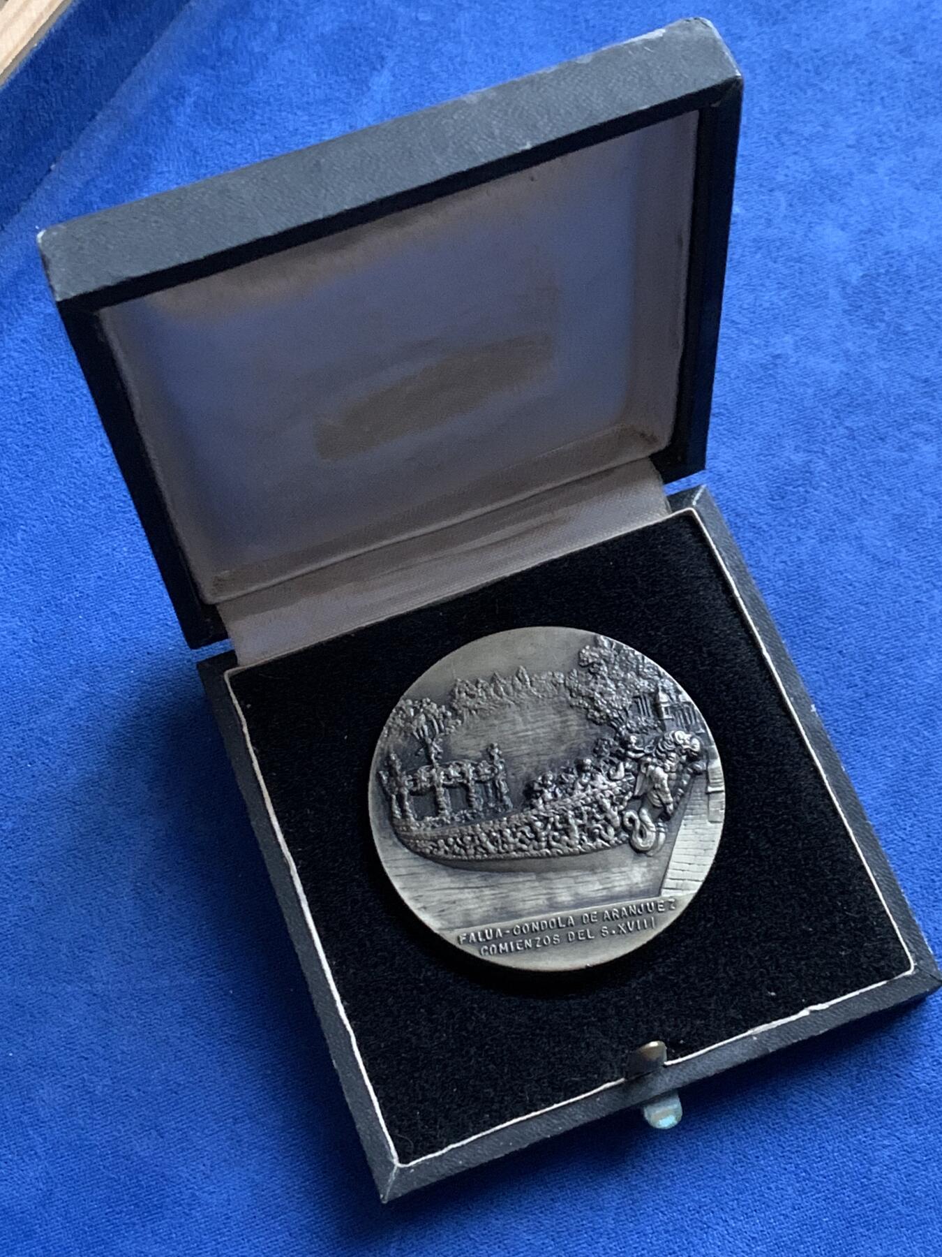 《竞宝斋》第443场 周日，周一，2场连拍 （全场包邮） 1970年西班牙巴塞罗那第八届国际航海博览会纪念镀银铜章 66.5克 50mm 带盒 正面：阿兰胡埃斯宫贡多拉御船