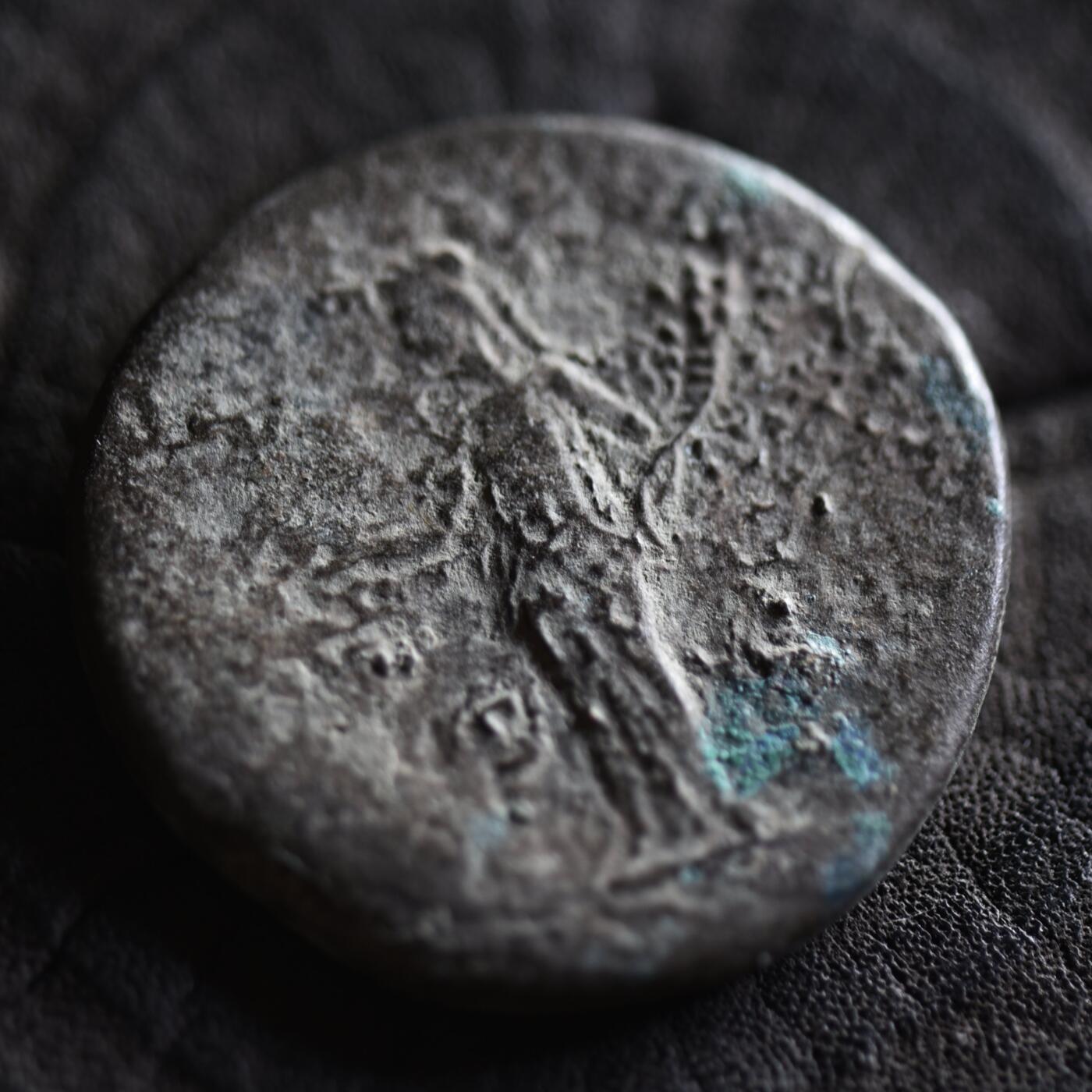 【良泉】【2025年最后一场】12月18日晚19.30点开拍！188组【直播场】西方古代钱币、丝路杂项、印章！ 18.12克，公元147-148年【古罗马】五贤帝-安东尼·庇护“公平女神”手持天秤和丰饶角，赛斯特提大铜币（该版本常见阿斯和都庞第，赛斯特提版很少见）