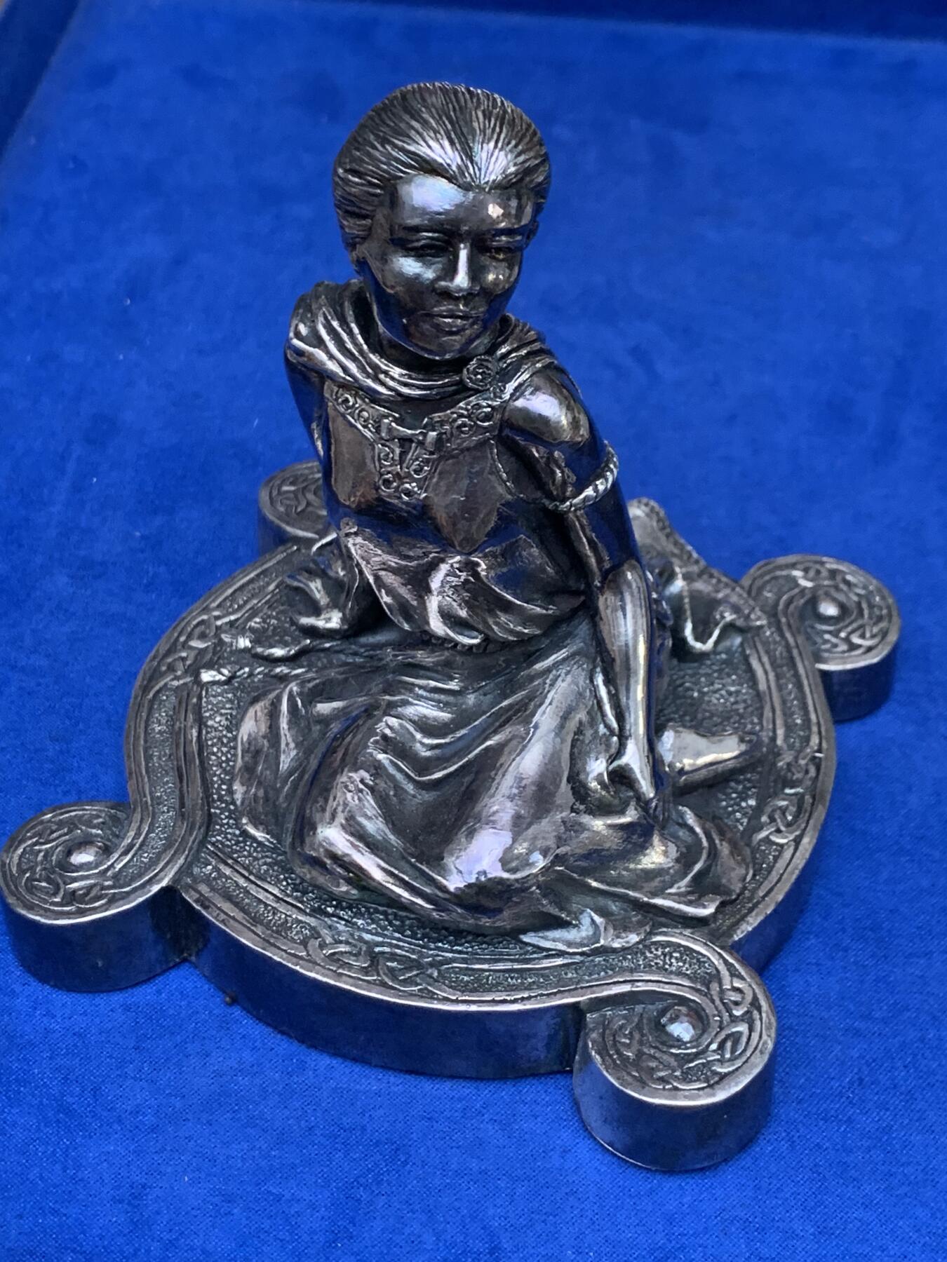 《竞宝斋》第443场 周日，周一，2场连拍 （全场包邮） 英国凯尔特少女坐像摆件 925银包银 1997年谢菲尔德官方银标识 总重434克 细节见图