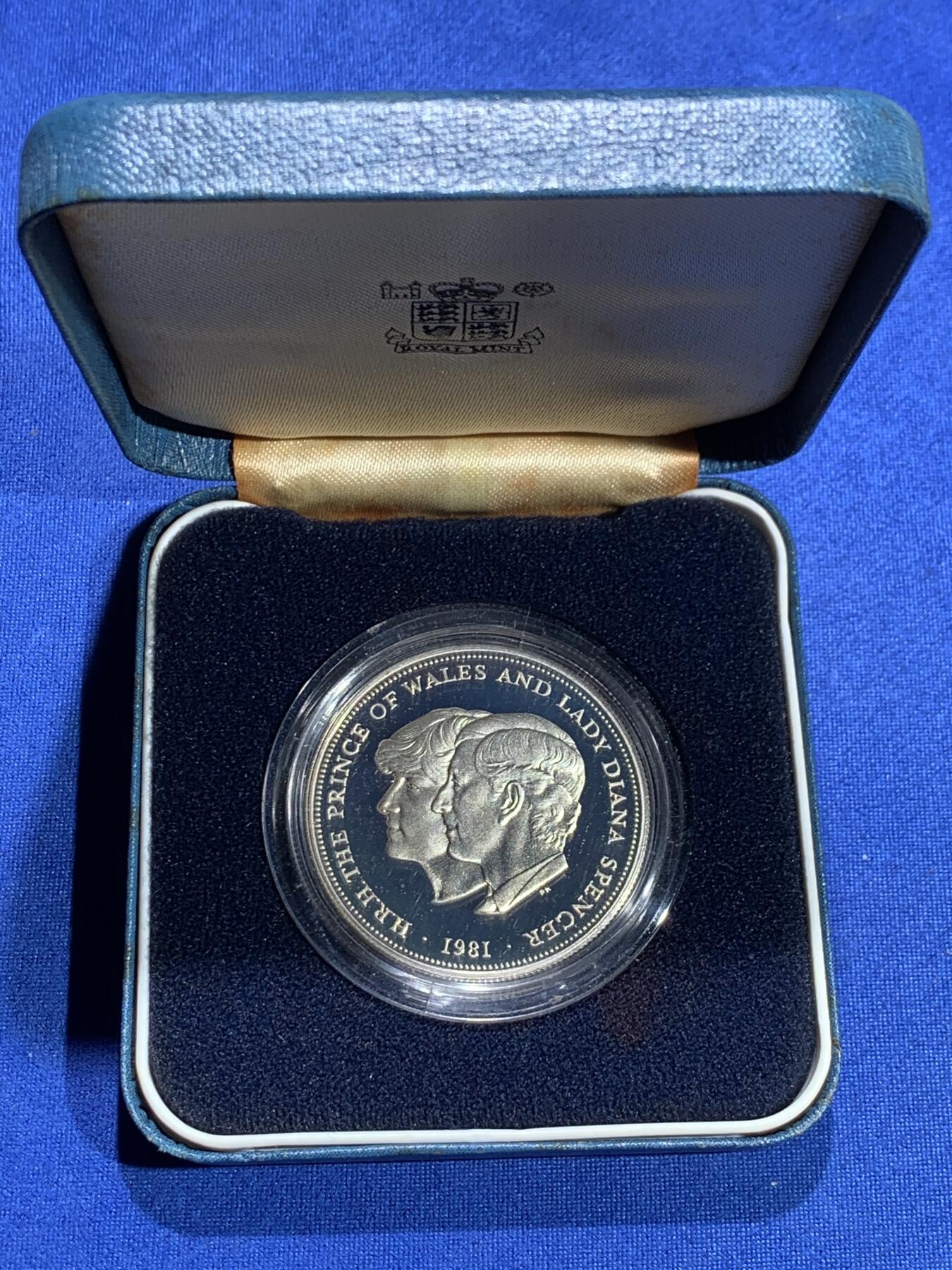 《竞宝斋》第443场 周日，周一，2场连拍 （全场包邮） 英国1981年查尔斯戴安娜世纪婚礼纪念银币 盒装 28.28g 925银 细节见图