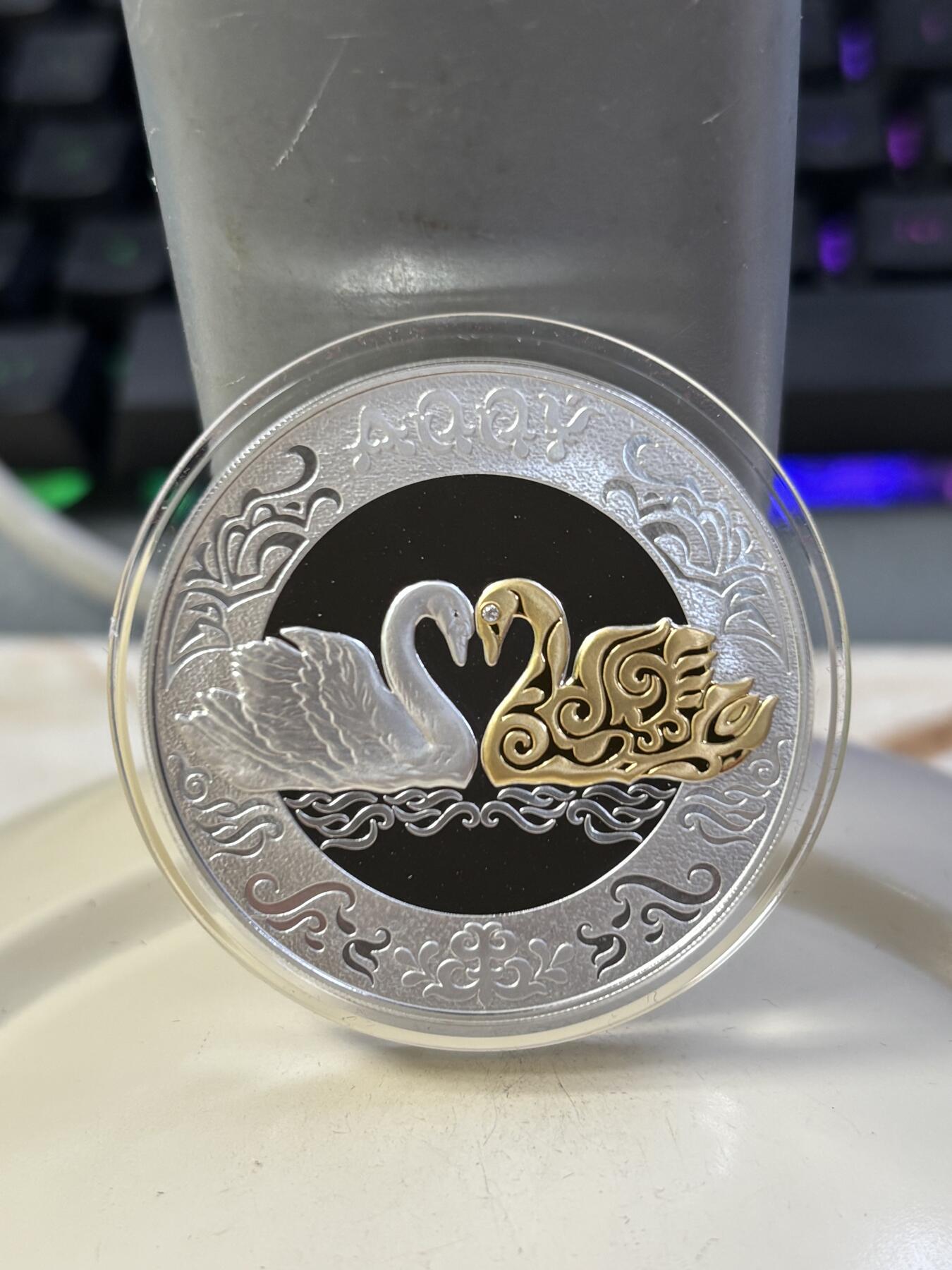 第183期拍卖 哈萨克斯坦2021年天鹅镶嵌钻石镀金纪念银币，925银，发行量4000枚