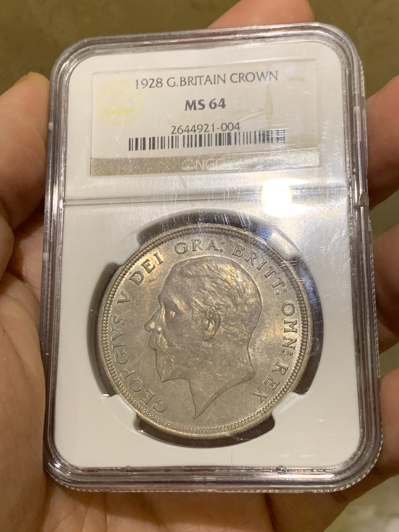 《竞宝斋》第443场 周日，周一，2场连拍 （全场包邮） NGC MS64 英国 1928年乔治五世花冠克朗银币，少见版本，发行量9034枚，两面非常好看的紫灰色包浆，花冠少有这样的醇熟包浆