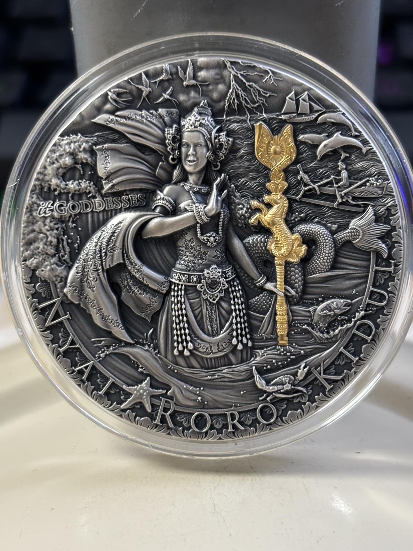 第184期拍卖 纽埃2020年南海女王2盎司高浮雕镀金纪念银币，999银，发行量500枚