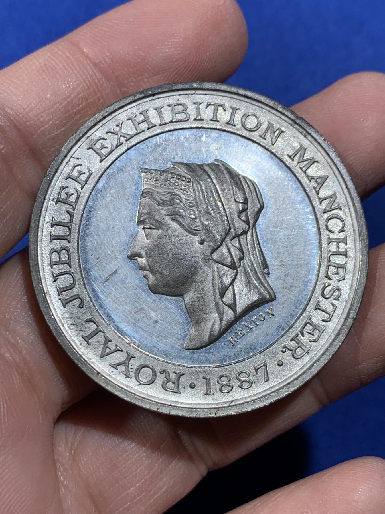 《竞宝斋》第443场 周日，周一，2场连拍 （全场包邮） 英国1887维多利亚女王曼彻斯特皇家禧年纪念大章，高浮雕白色金属，远比铜章稀少，直径44.7mm，重量32.9g，带盒。