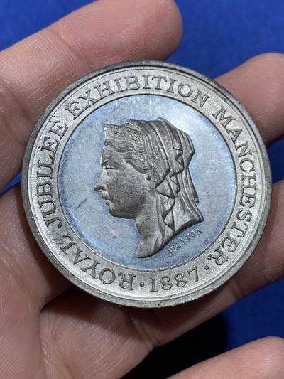 《竞宝斋》第443场 周日，周一，2场连拍 （全场包邮） - 英国1887维多利亚女王曼彻斯特皇家禧年纪念大章，高浮雕白色金属，远比铜章稀少，直径44.7mm，重量32.9g，带盒。