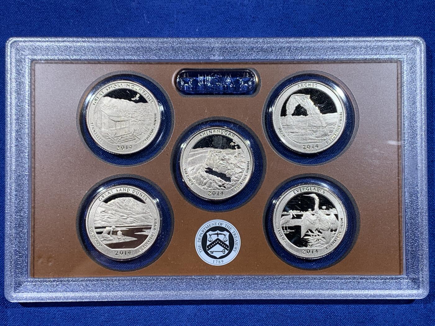 《竞宝斋》第443场 周日，周一，2场连拍 （全场包邮） 美国2014年精制套币（3本：总统币4枚，州币5枚，流通币5枚有萨卡嘉维亚）细节见图