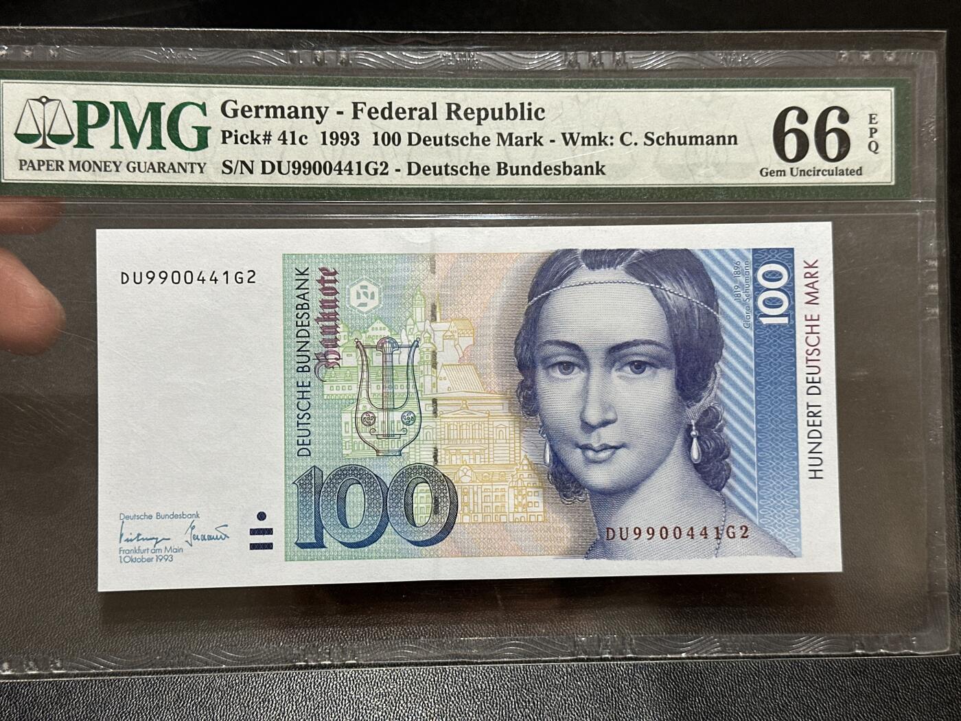 《外钞收藏家》第五百九十期（欧洲强钞、港币、硬通货及丰富裸币大拍场）（本平台长期征集拍品、欢迎藏友们联系合作） 1993年德国末版100马克 克拉拉 PMG66