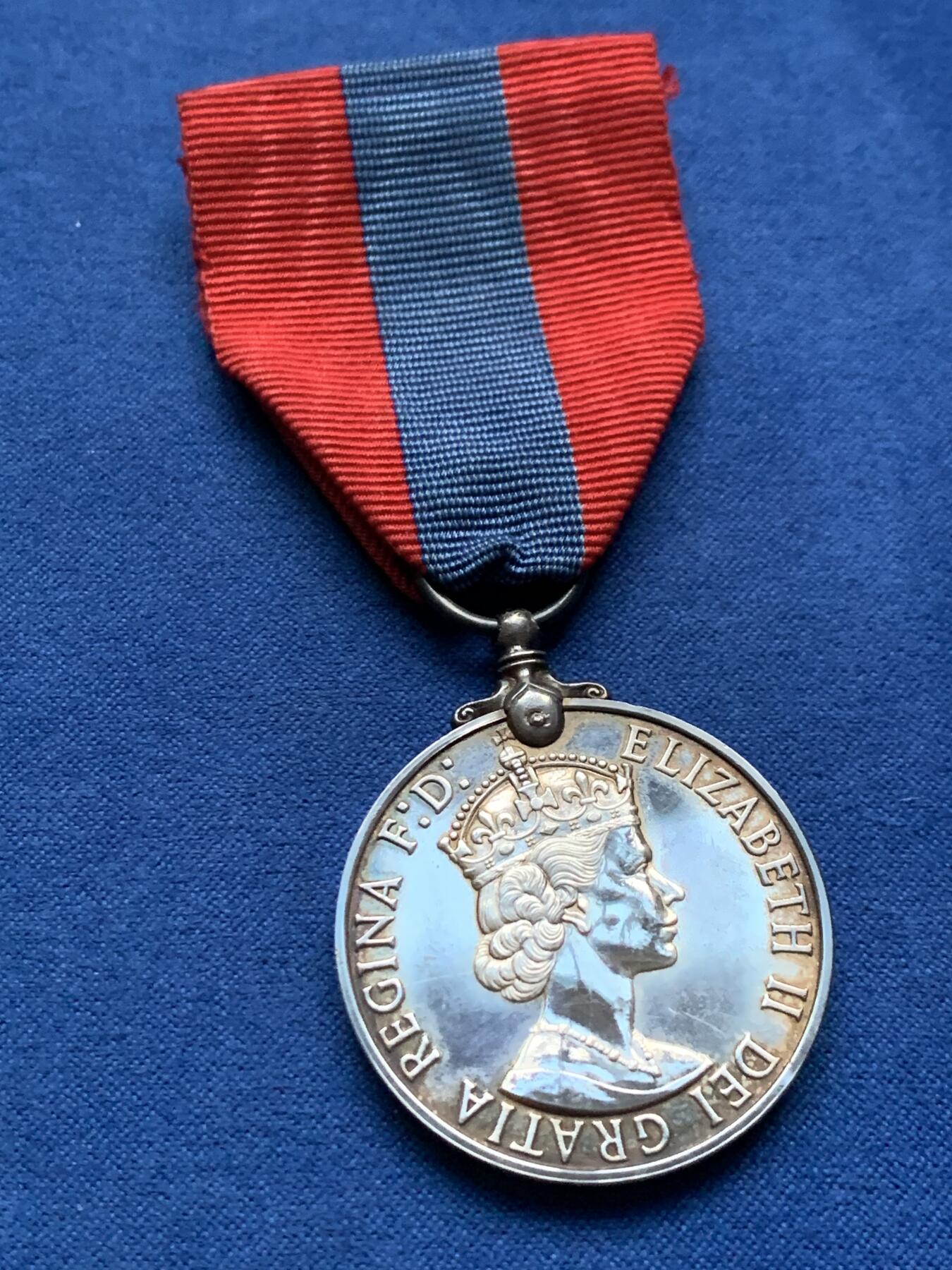 《竞宝斋》第443场 周日，周一，2场连拍 （全场包邮） 英国皇家忠诚服务奖章 总重约31.9克 带盒