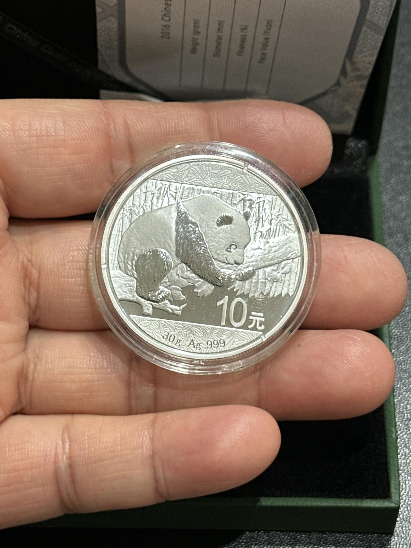 《外钞收藏家》第五百九十期（欧洲强钞、港币、硬通货及丰富裸币大拍场）（本平台长期征集拍品、欢迎藏友们联系合作） 2015年熊猫银币 30克 带证书和盒子