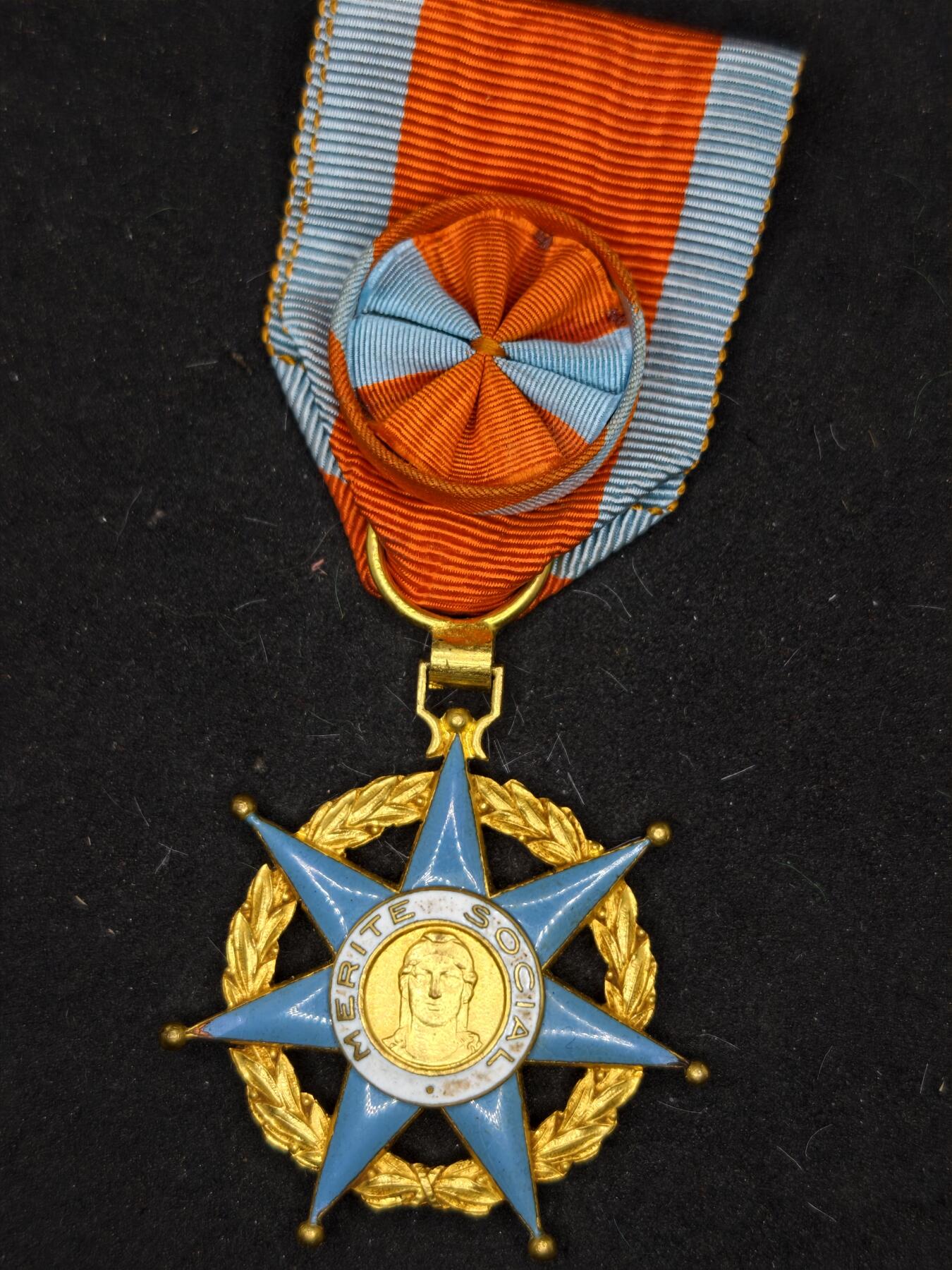 凯旋世界勋赏（第20期）（欢迎送拍）（对拍品有疑问请询问客服，不接受到手刀，出价默认拍品品相。请认真阅读拍卖规则！出价默认已认可！）（收到货请录制开箱视频，无视频概不处理问题。） 法国军官级社会功勋勋章