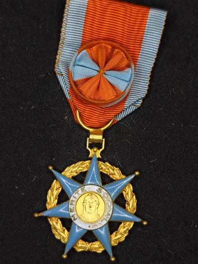 凯旋世界勋赏（第20期）（欢迎送拍）（对拍品有疑问请询问客服，不接受到手刀，出价默认拍品品相。请认真阅读拍卖规则！出价默认已认可！）（收到货请录制开箱视频，无视频概不处理问题。） - 法国军官级社会功勋勋章