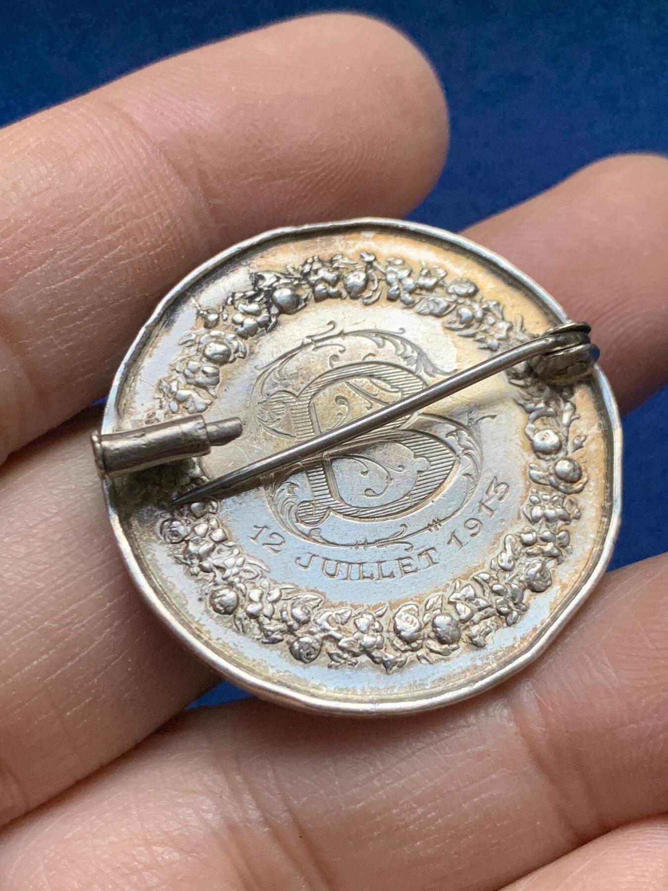 《竞宝斋》第443场 周日，周一，2场连拍 （全场包邮） 法国1913年婚姻银章老改胸针 32mm 16.1g 蜜蜂边铭 细节见图