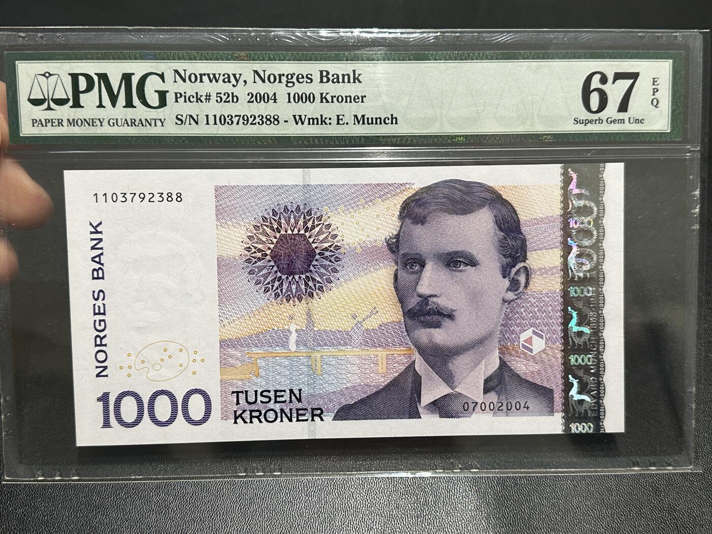 《外钞收藏家》第五百九十期（欧洲强钞、港币、硬通货及丰富裸币大拍场）（本平台长期征集拍品、欢迎藏友们联系合作） 2004年挪威1000克朗 PMG67 尾88